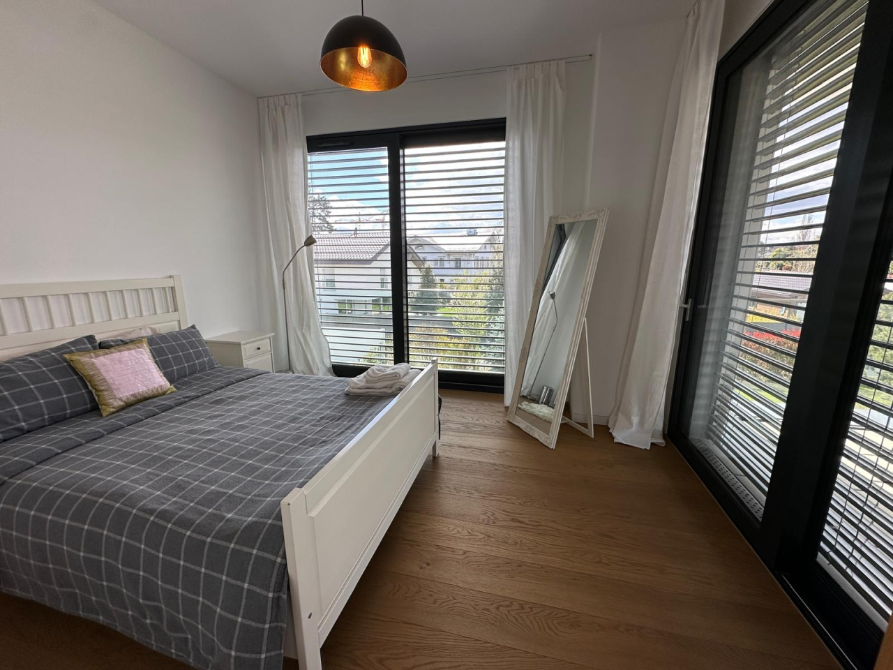 Helles Schlafzimmer mit großen Fenstern