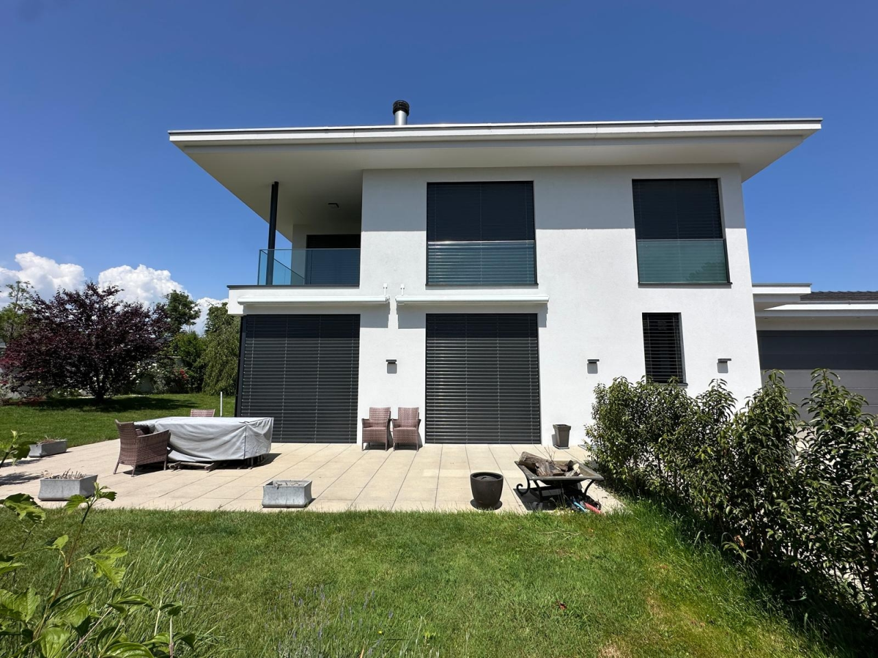 Modernes Einfamilienhaus mit Terrasse und Garten