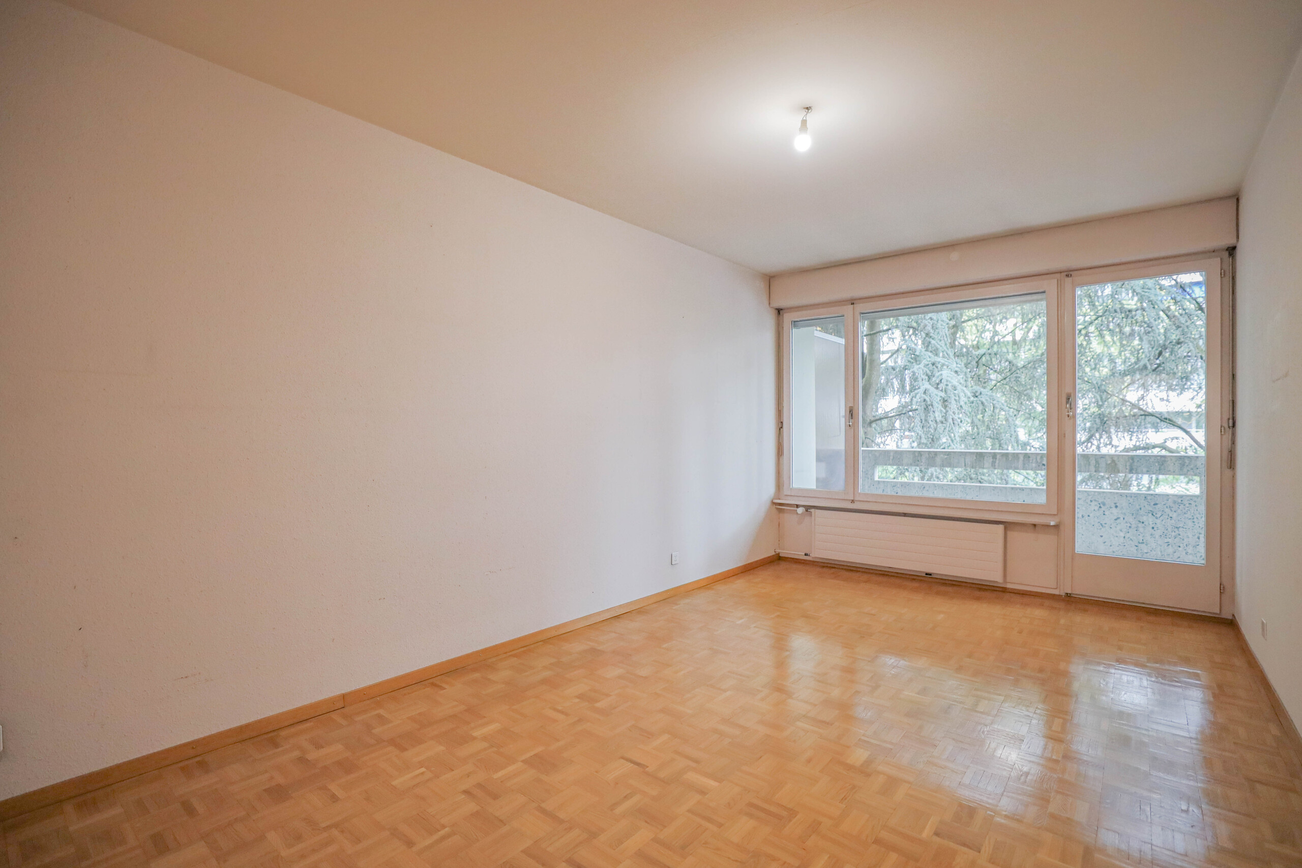 Leerer Wohnraum mit Balkonblick