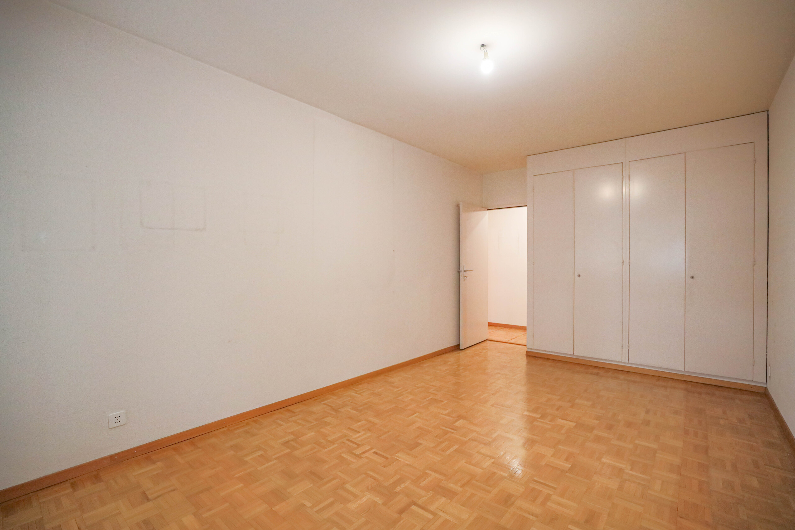 Leerer Raum mit Einbauschrank