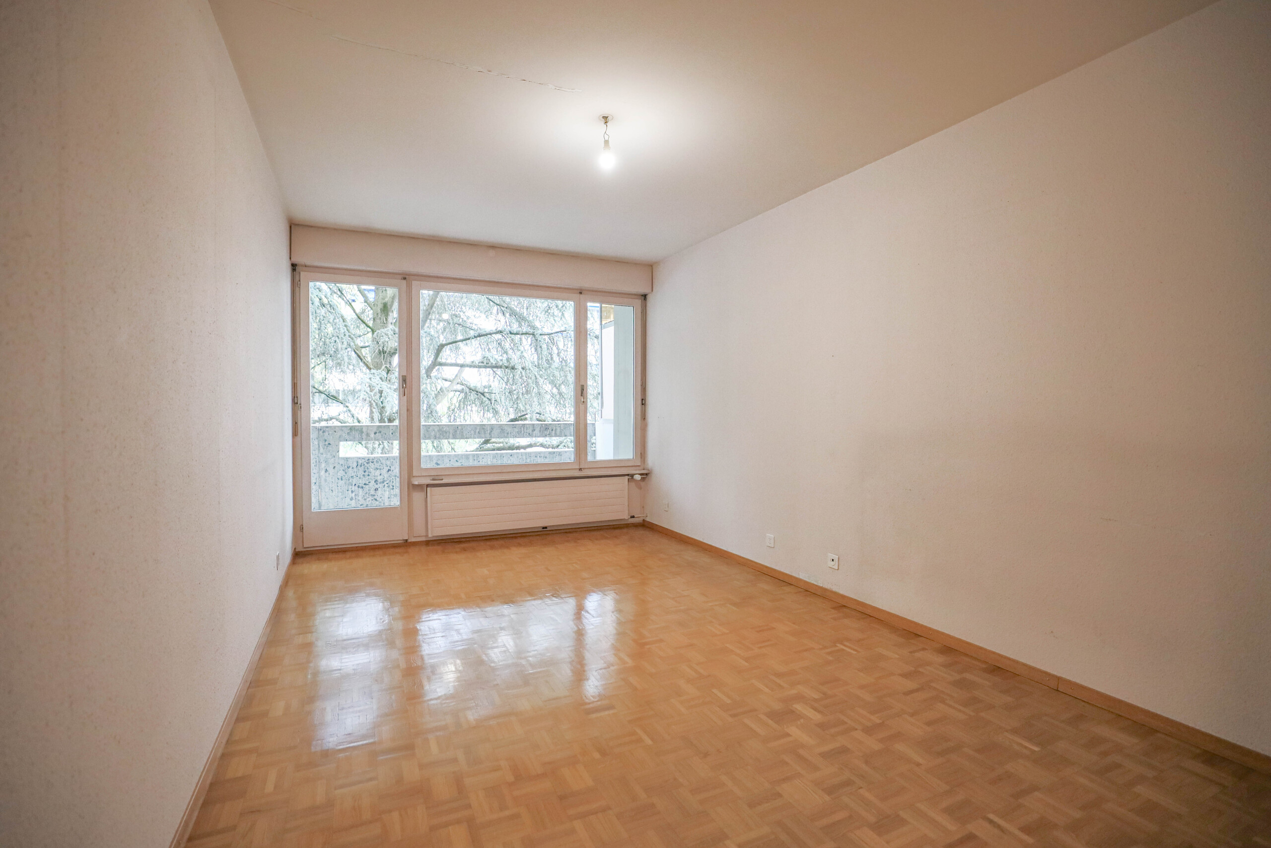 Leerer Wohnraum mit Balkonblick