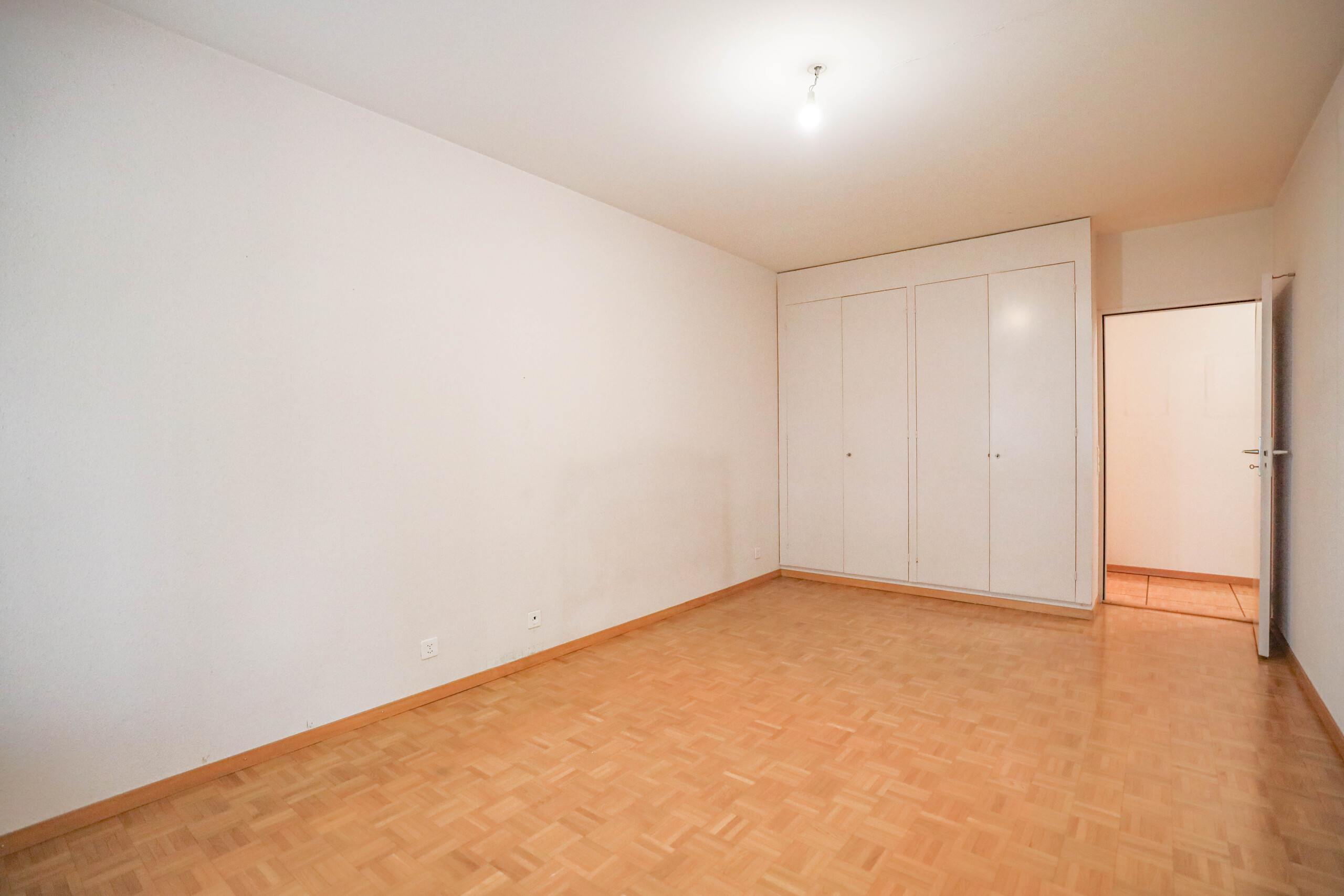 Leeres Schlafzimmer mit Einbauschrank