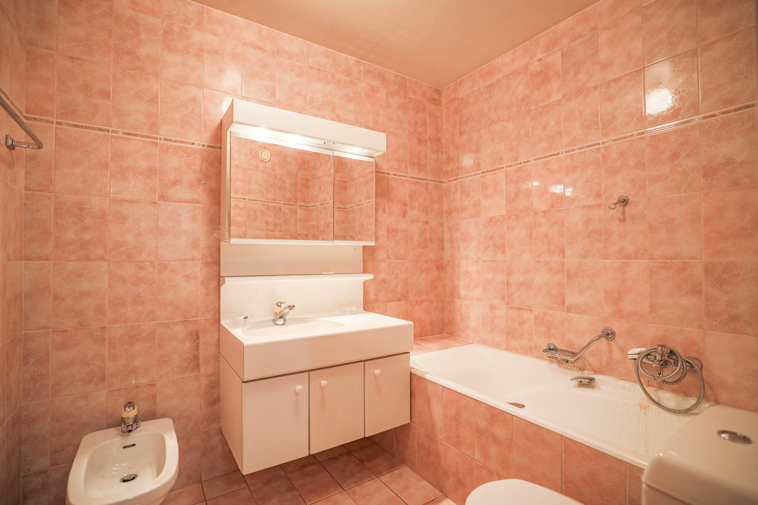 Badezimmer mit rosafarbenen Fliesen
