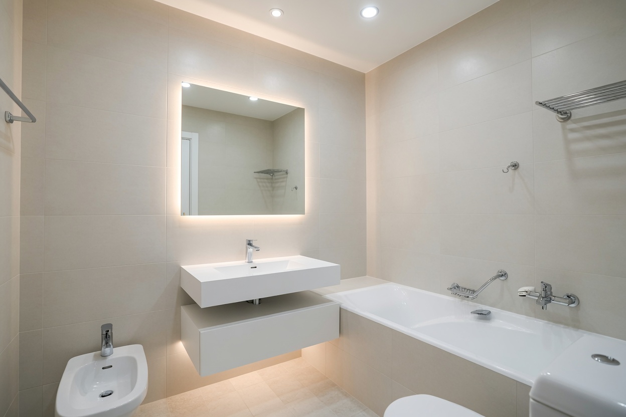 Modernes Badezimmer mit Badewanne und Waschtisch