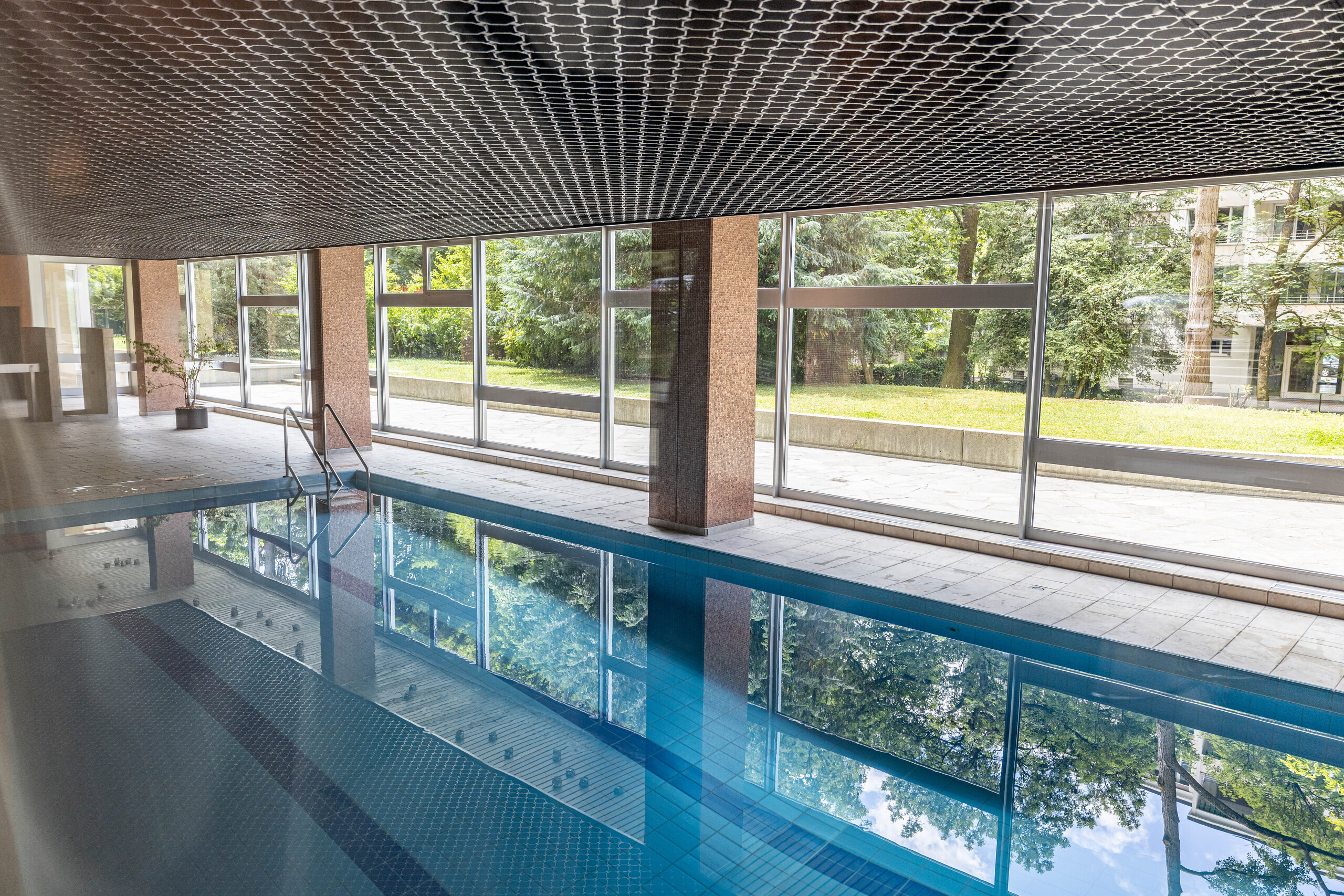 Innenpool mit großen Fensterfronten