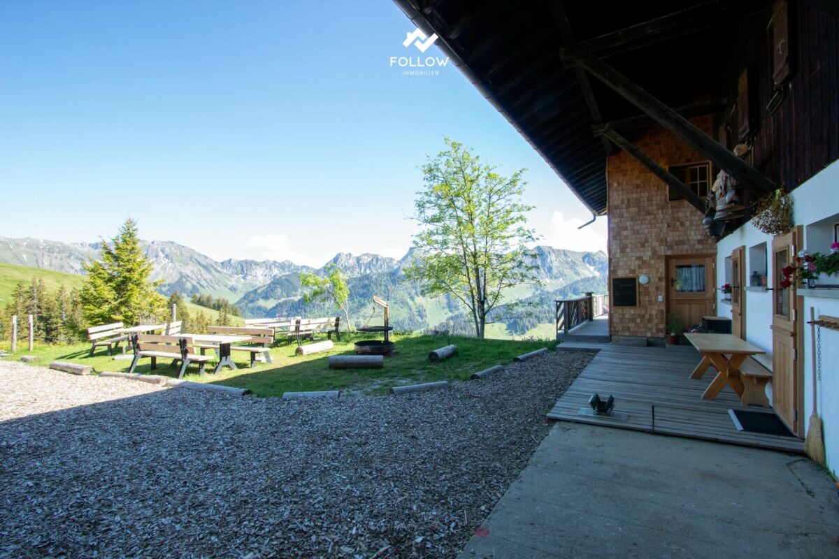 Alpine Terrasse mit Bergblick