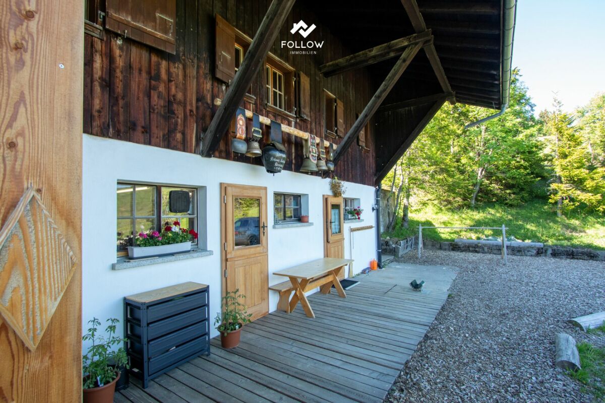 Holzverkleidete Berghaus-Fassade mit Terrasse