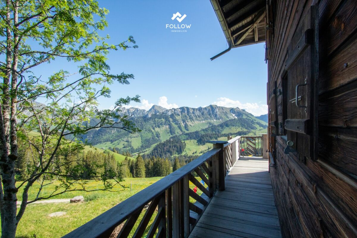 Alpenchalet mit Bergblick