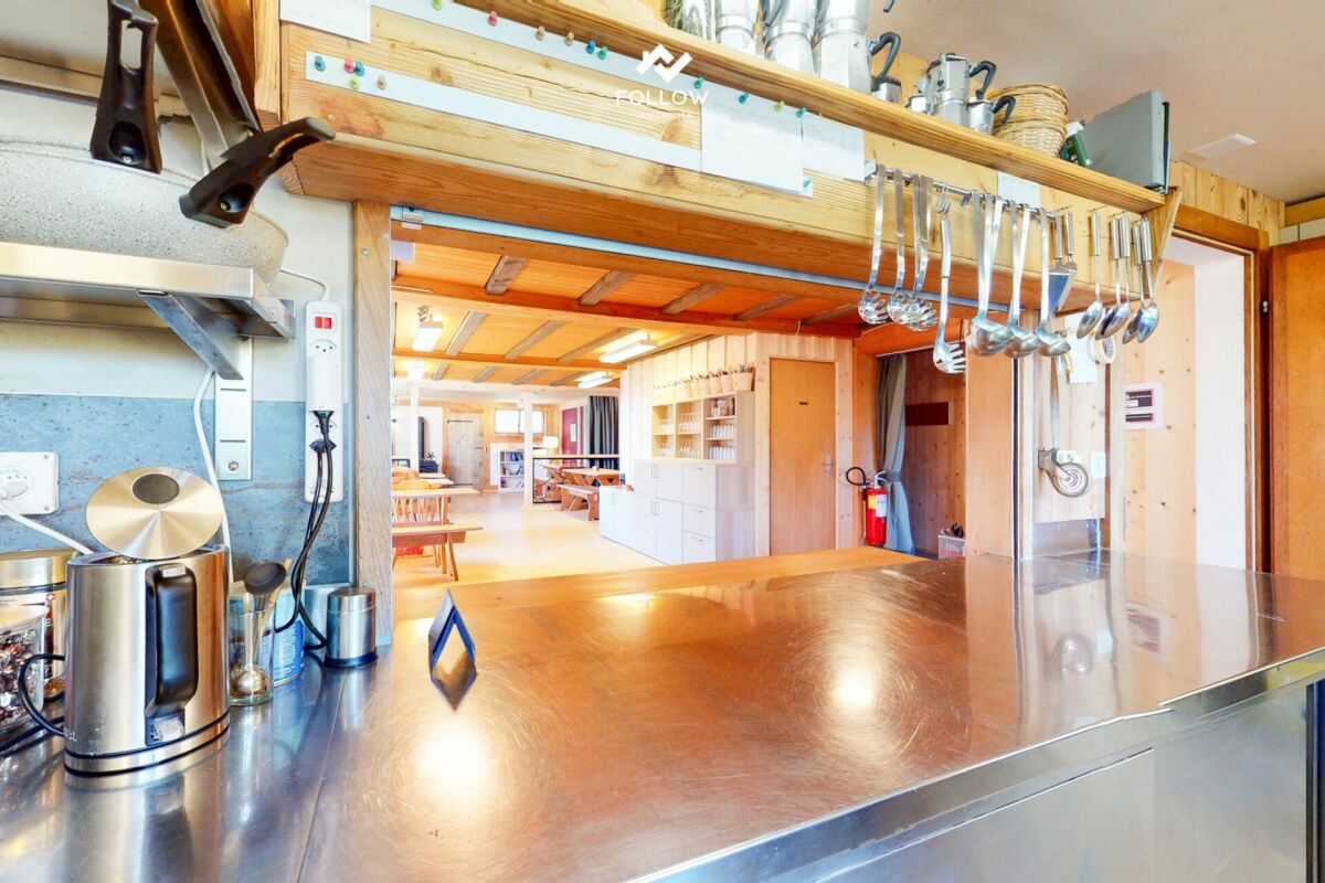 Offene Küche mit Holz- und Edelstahlflächen