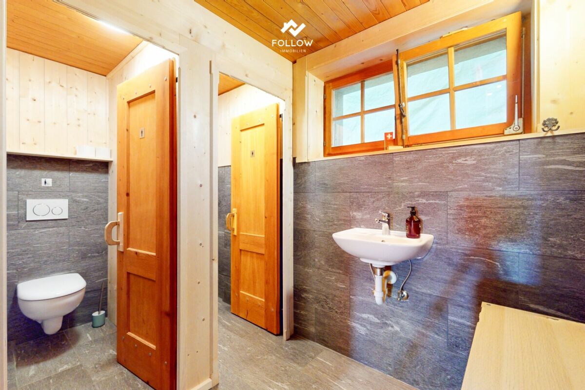 Rustikales Badezimmer mit Holz und Naturstein