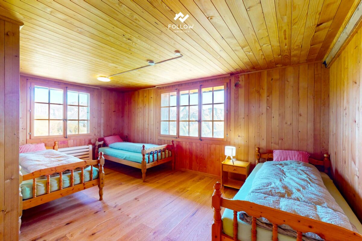 Rustikales Schlafzimmer mit Holzverkleidung