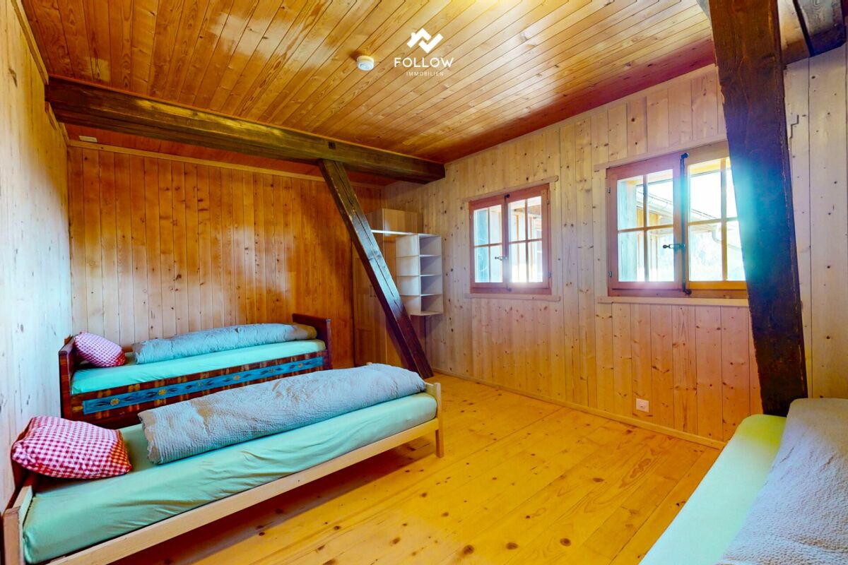 Helles Holzschlafzimmer mit drei Einzelbetten