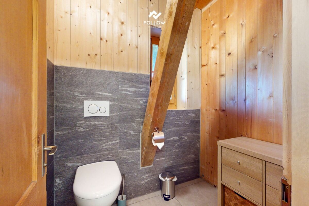 Gäste-WC mit Holzvertäfelung