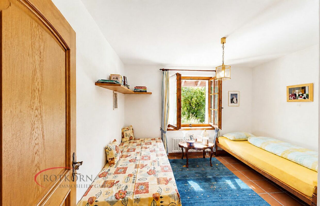 Gemütliches Schlafzimmer mit Einzelbetten und Gartenblick