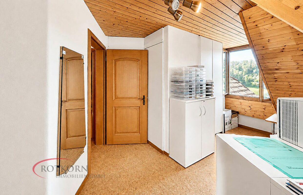 Dachzimmer mit Schreibtisch und Fensterblick