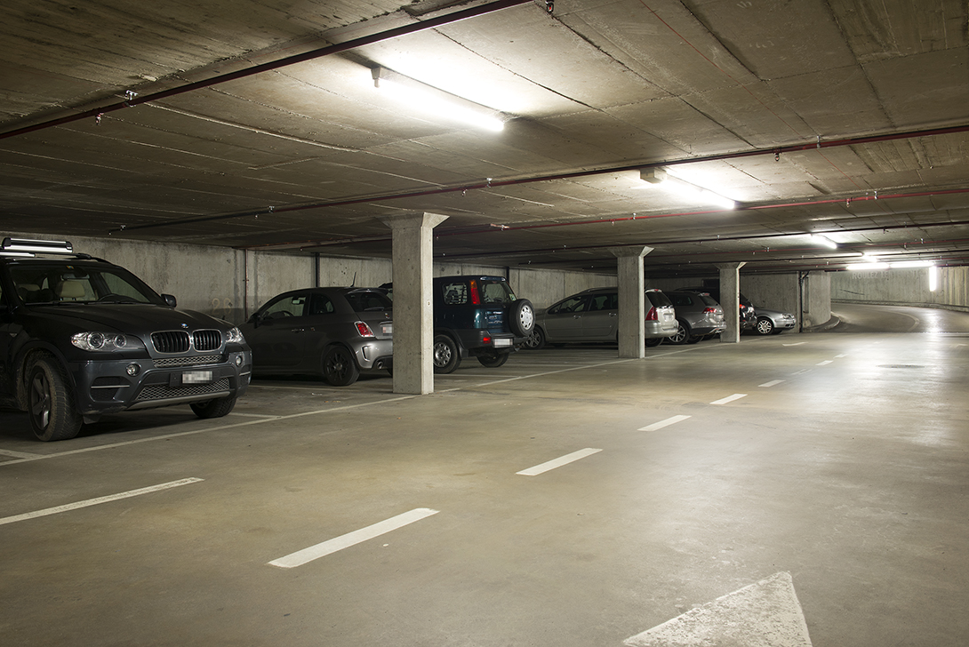Tiefgarage mit geparkten Autos