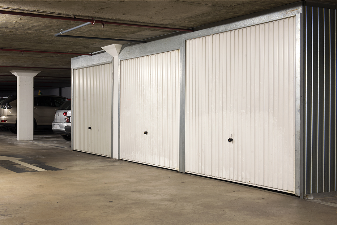 Tiefgarage mit Garagentoren