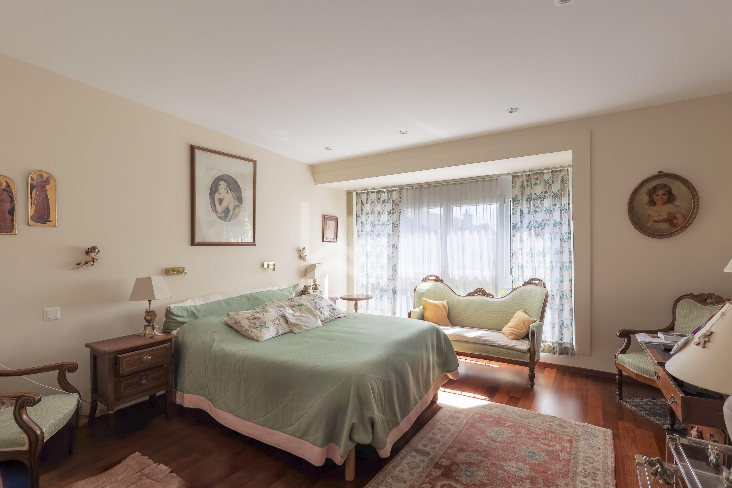 Helles Schlafzimmer mit klassischer Möblierung