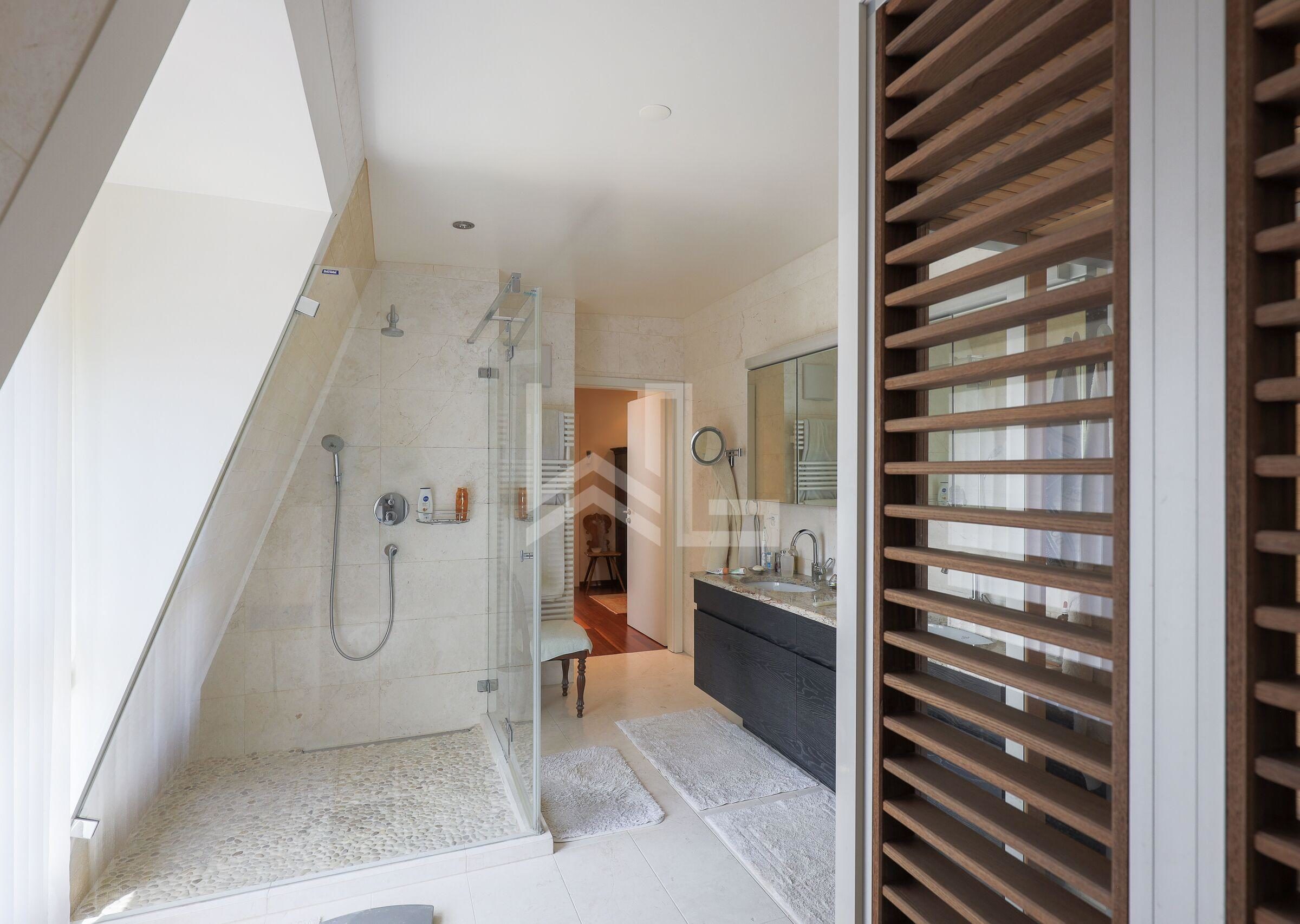 Modernes Badezimmer mit begehbarer Dusche und Doppelwaschtisch