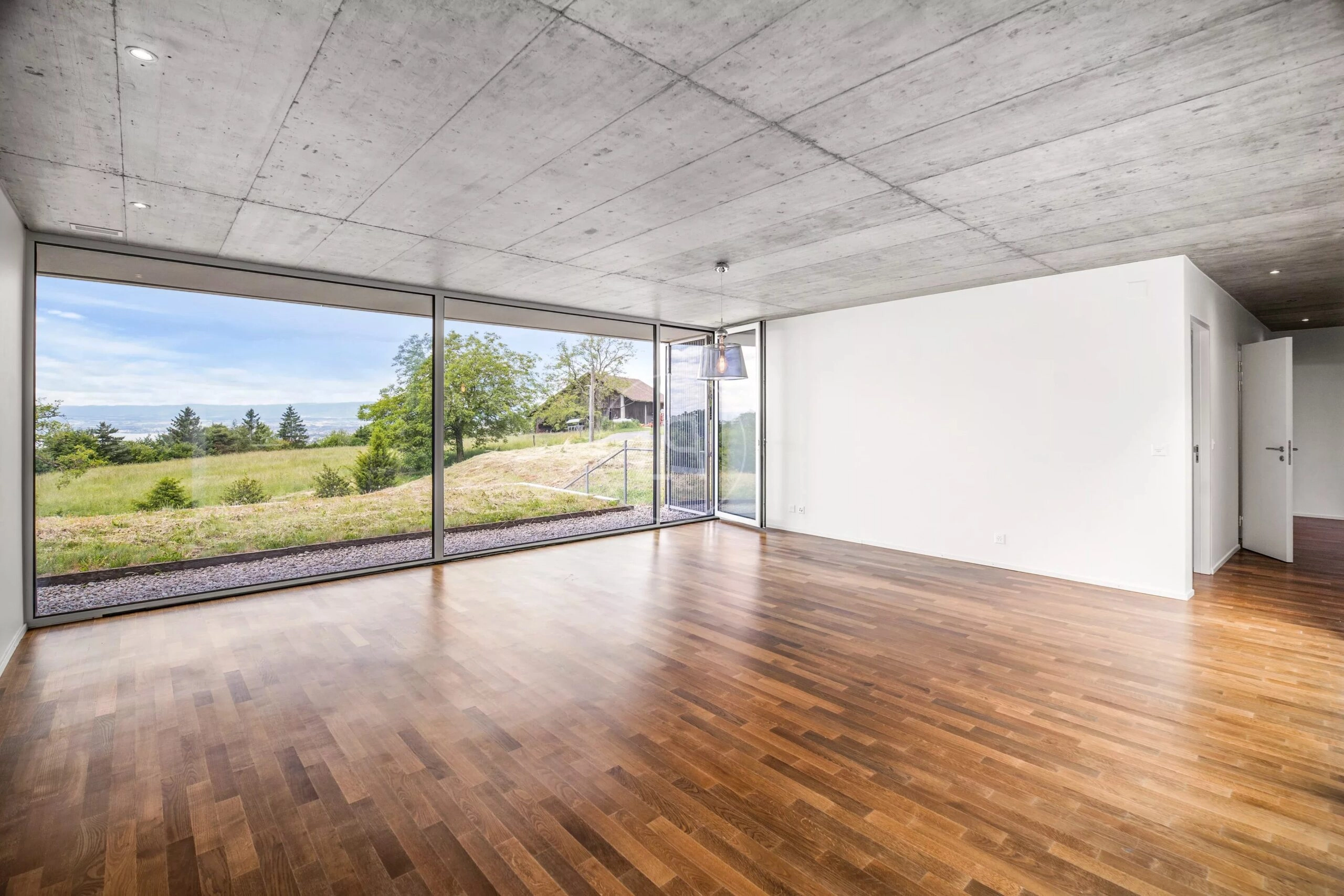 Leerer moderner Wohnraum mit Panoramafenstern