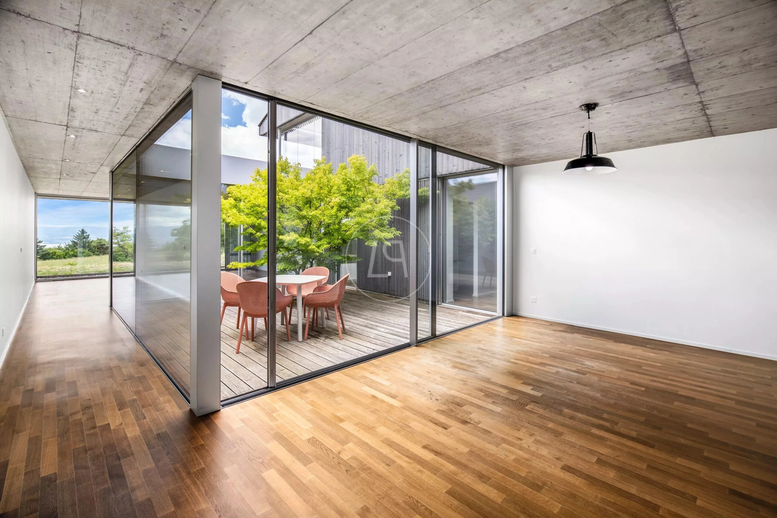 Modernes, lichtdurchflutetes Wohn- oder Arbeitszimmer mit Innenhofblick