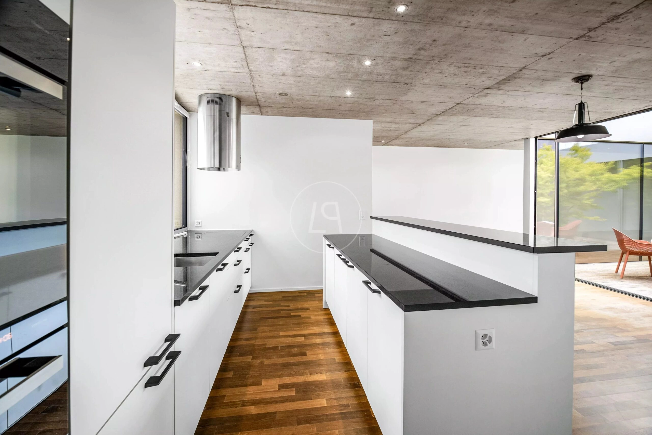 Moderne Küche mit Kochinsel und Betonoptik-Decke