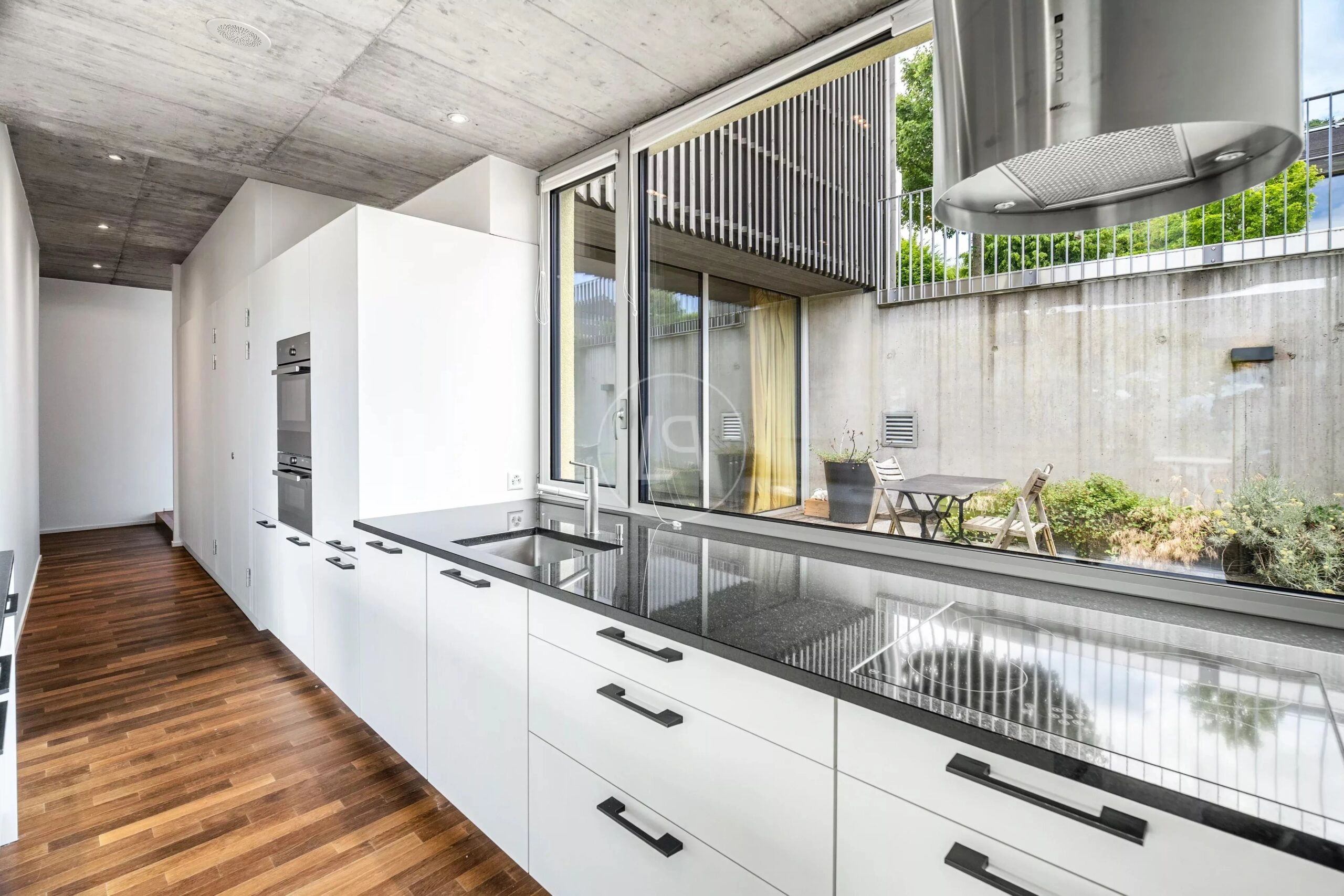 Moderne Küche mit Innenhofblick