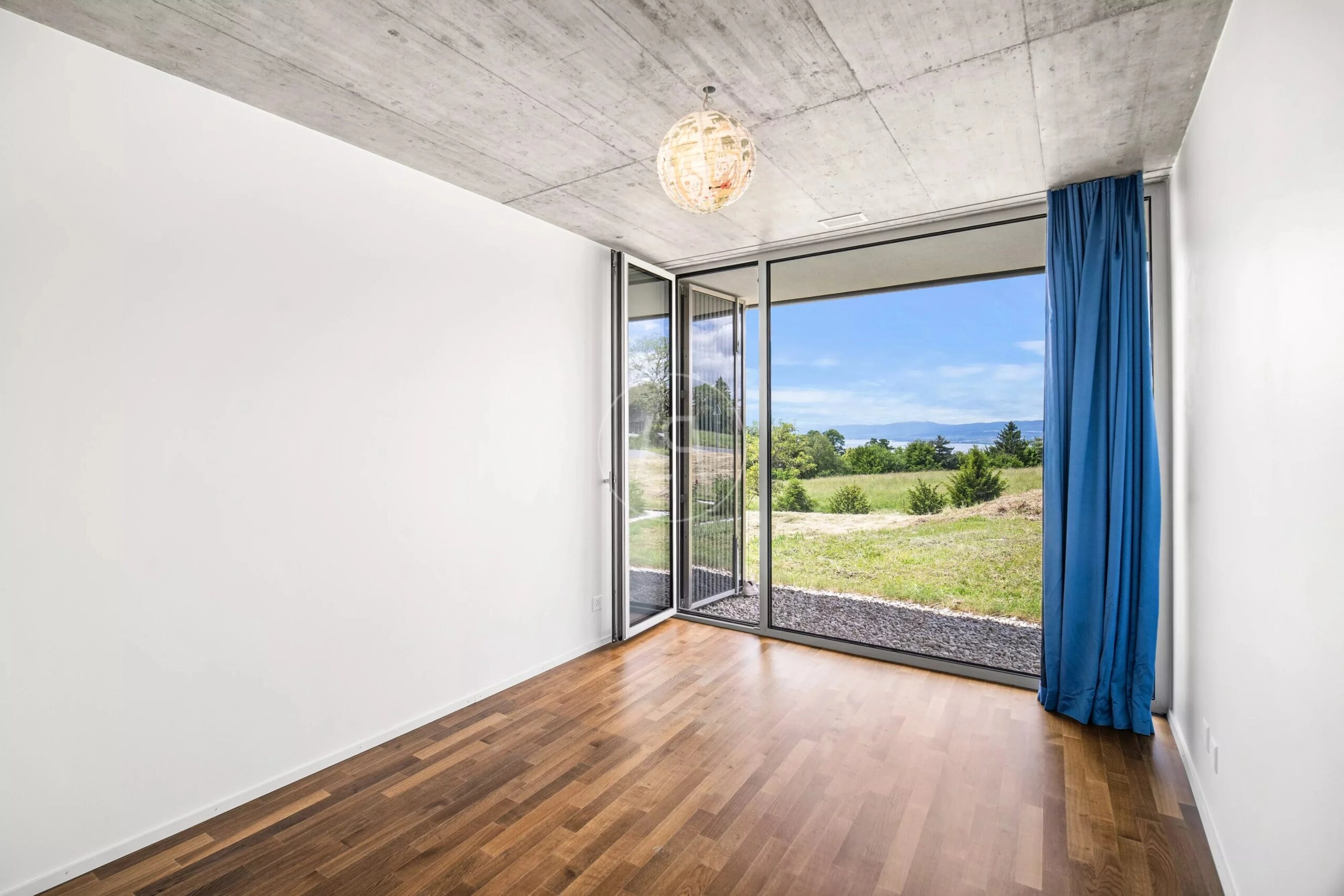 Leeres modernes Zimmer mit Panoramafenster