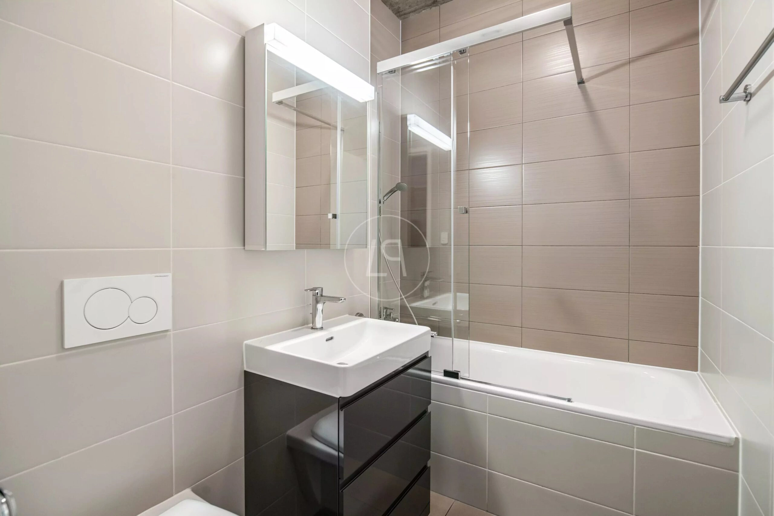 Modernes Badezimmer mit Wanne und Glasabtrennung