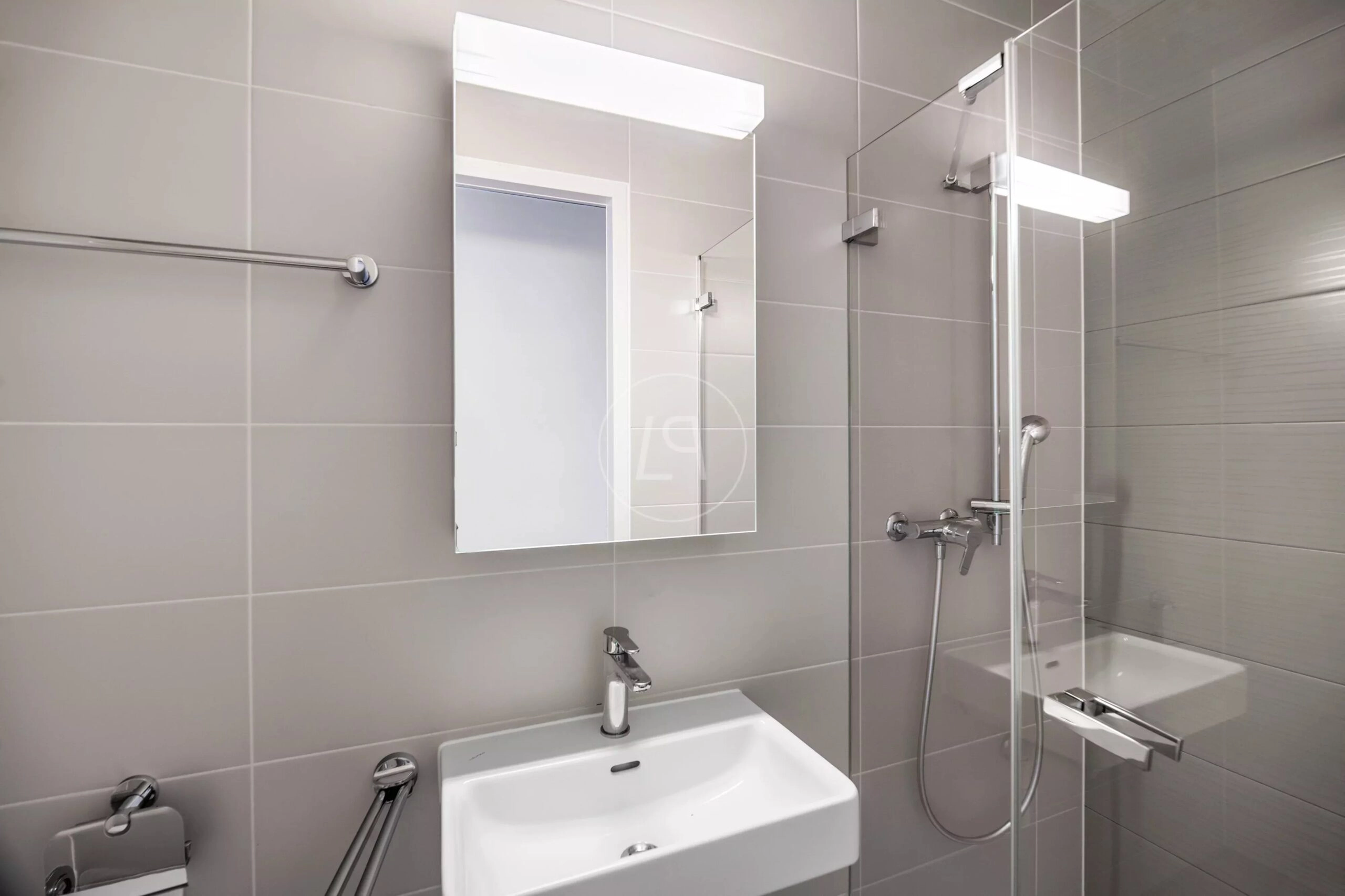 Modernes Badezimmer mit Dusche und Waschbecken