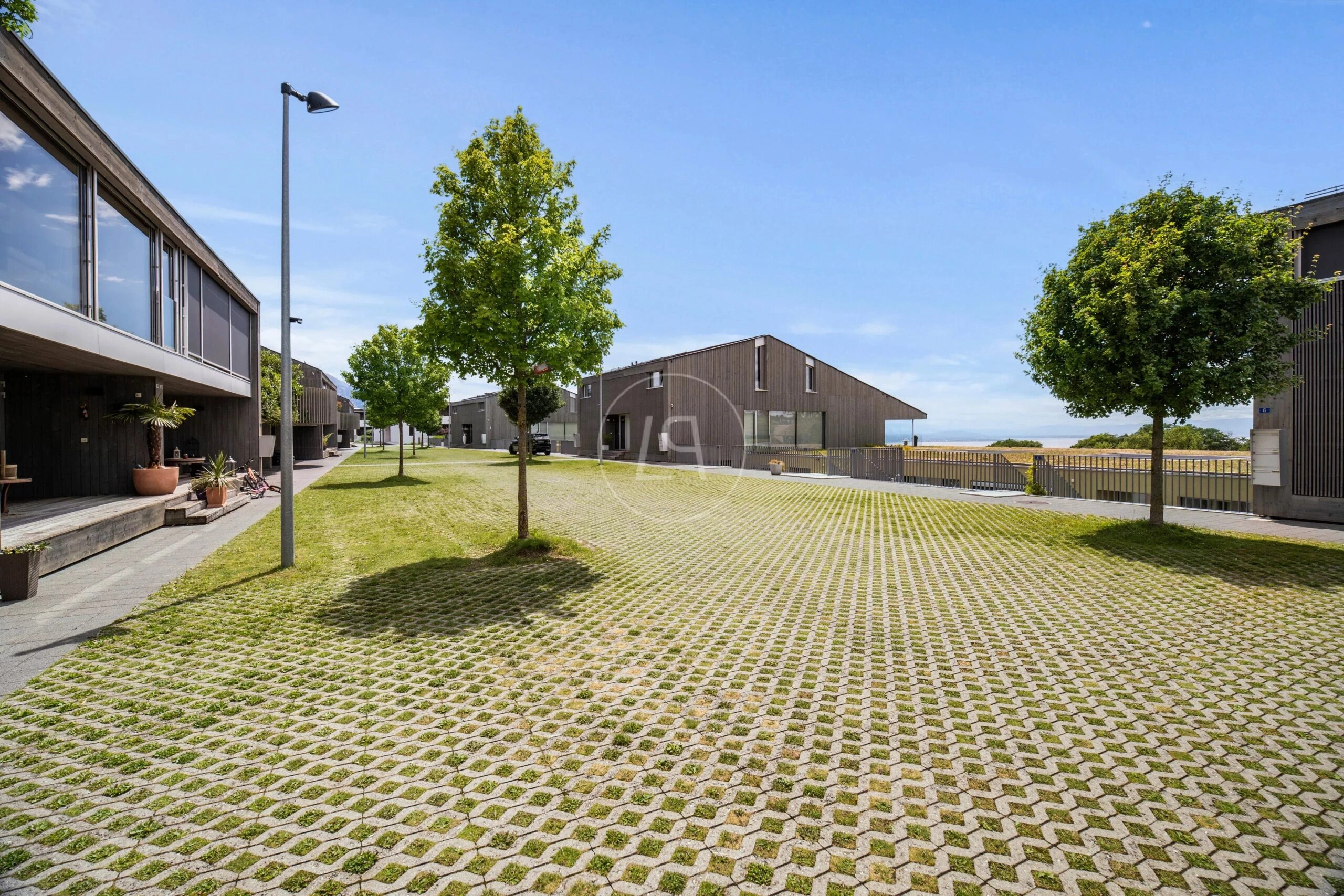 Moderne Wohnanlage mit Grünfläche und Meeresblick