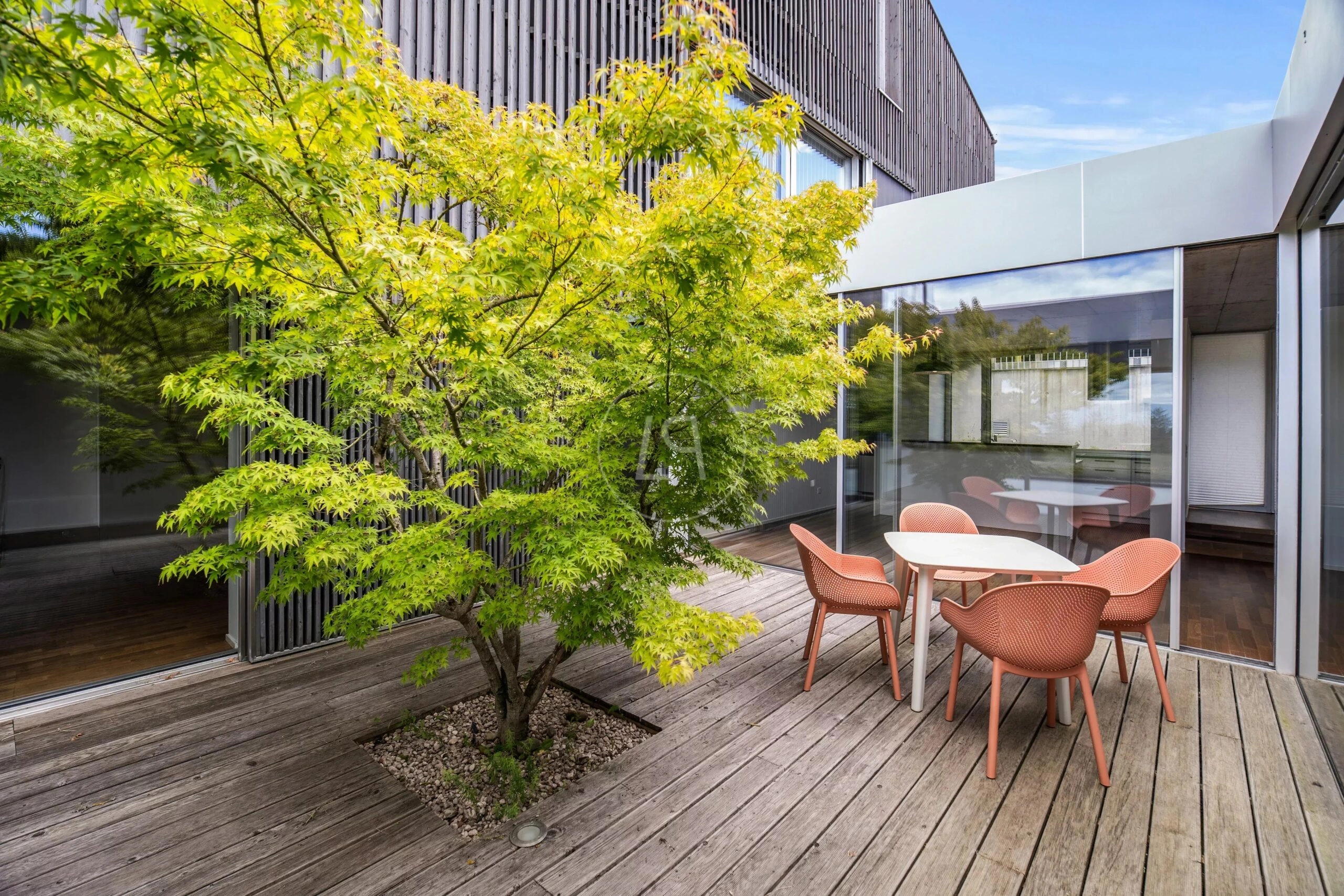 Moderner Innenhof mit Terrasse und Sitzgruppe