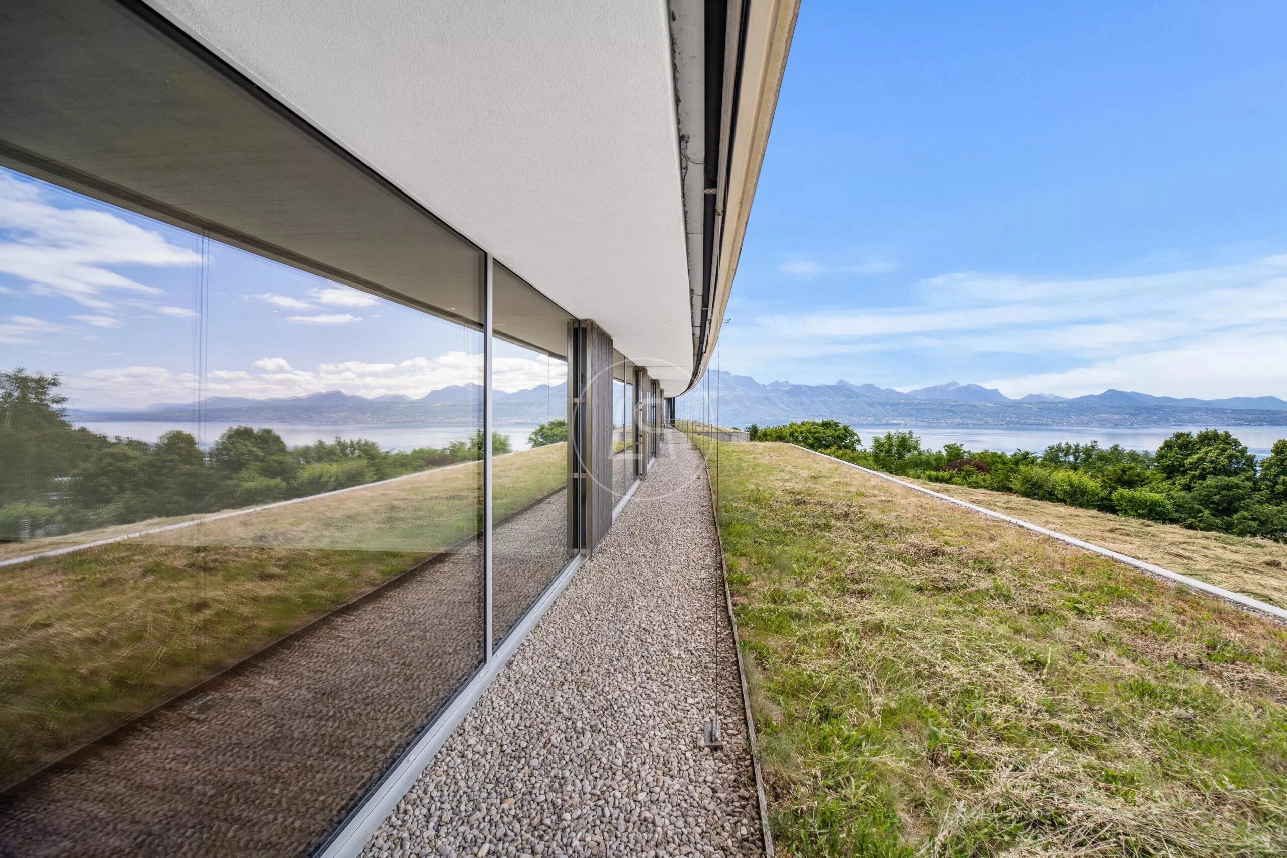 Moderne Außenansicht mit Seeblick