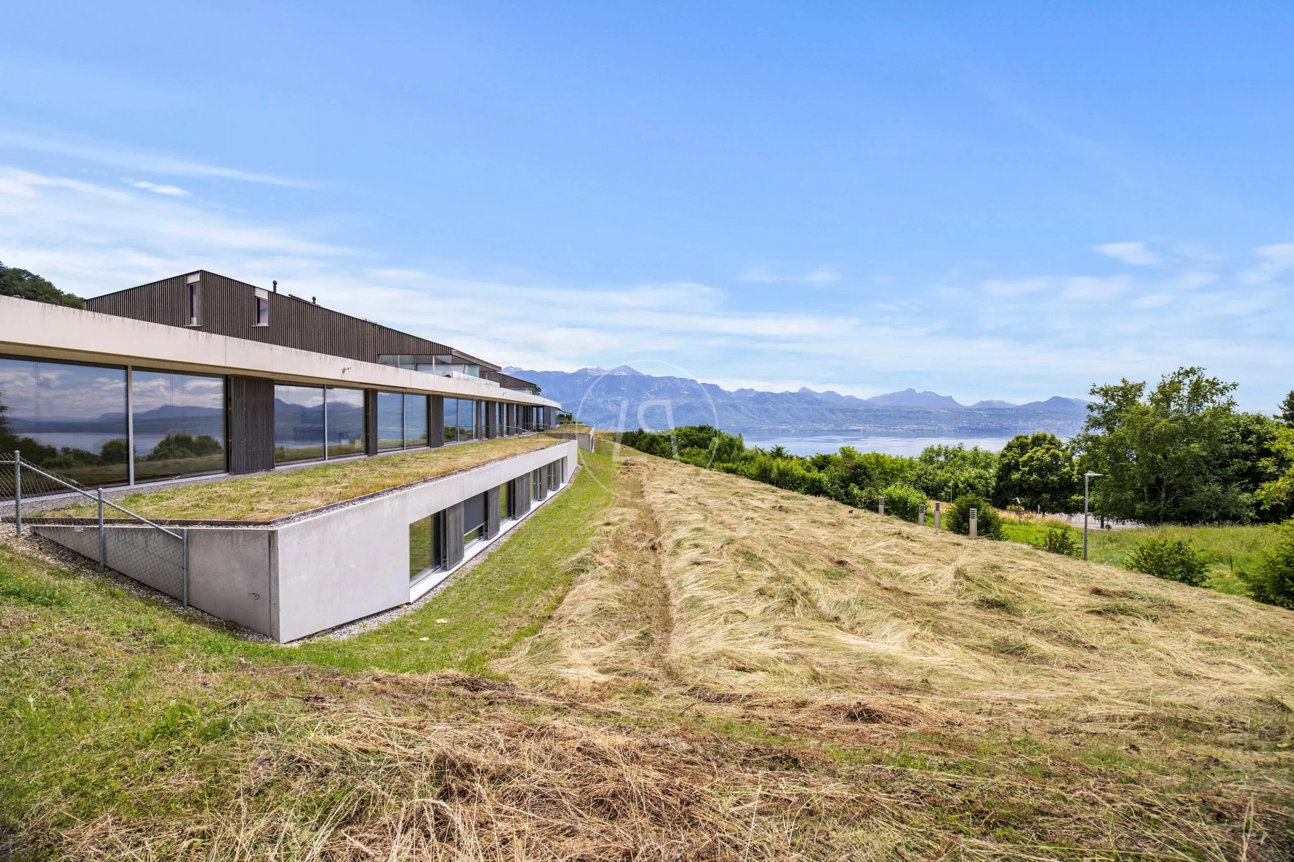 Moderne Hanglage mit Seeblick