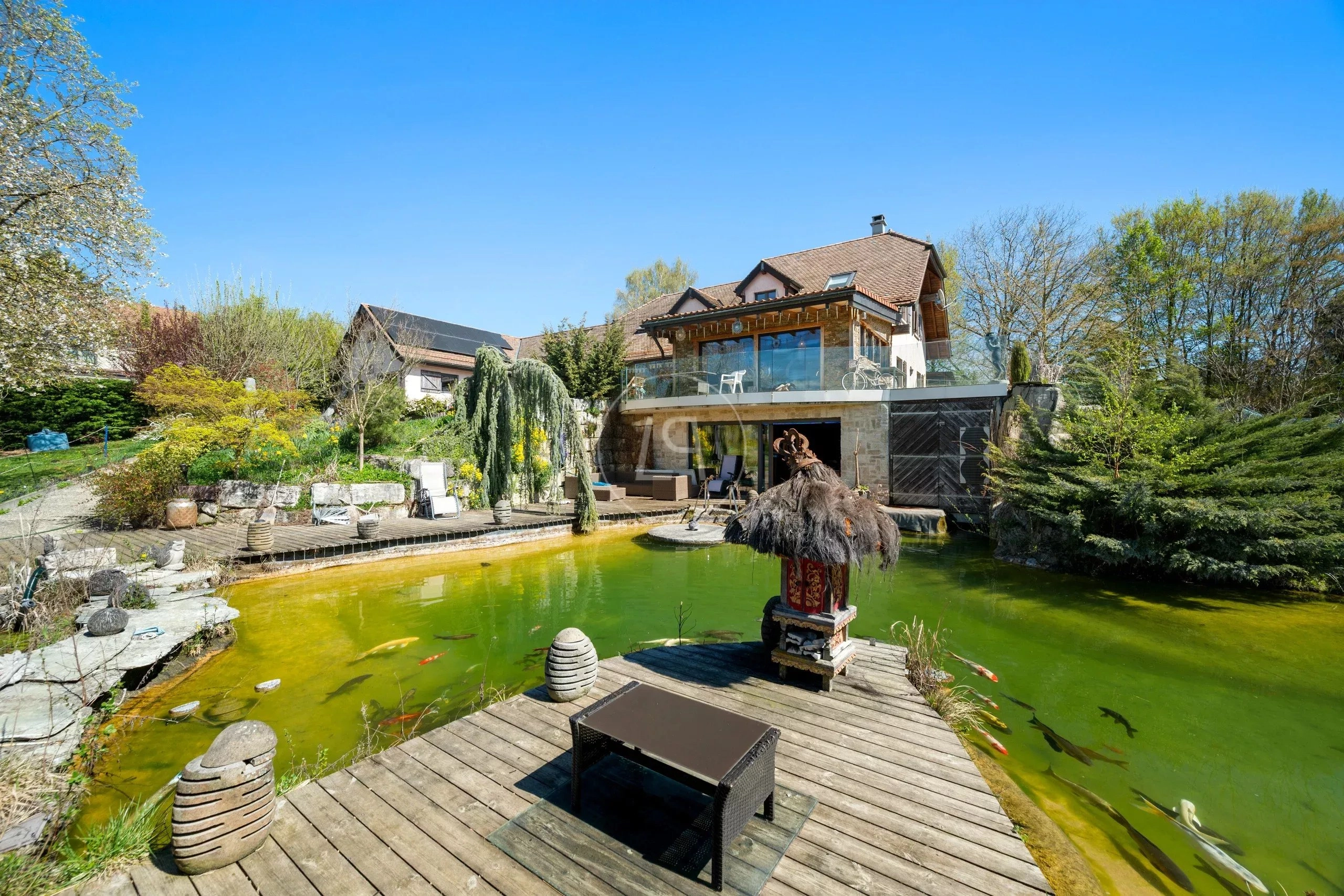 Gartenansicht mit Teich und Haus