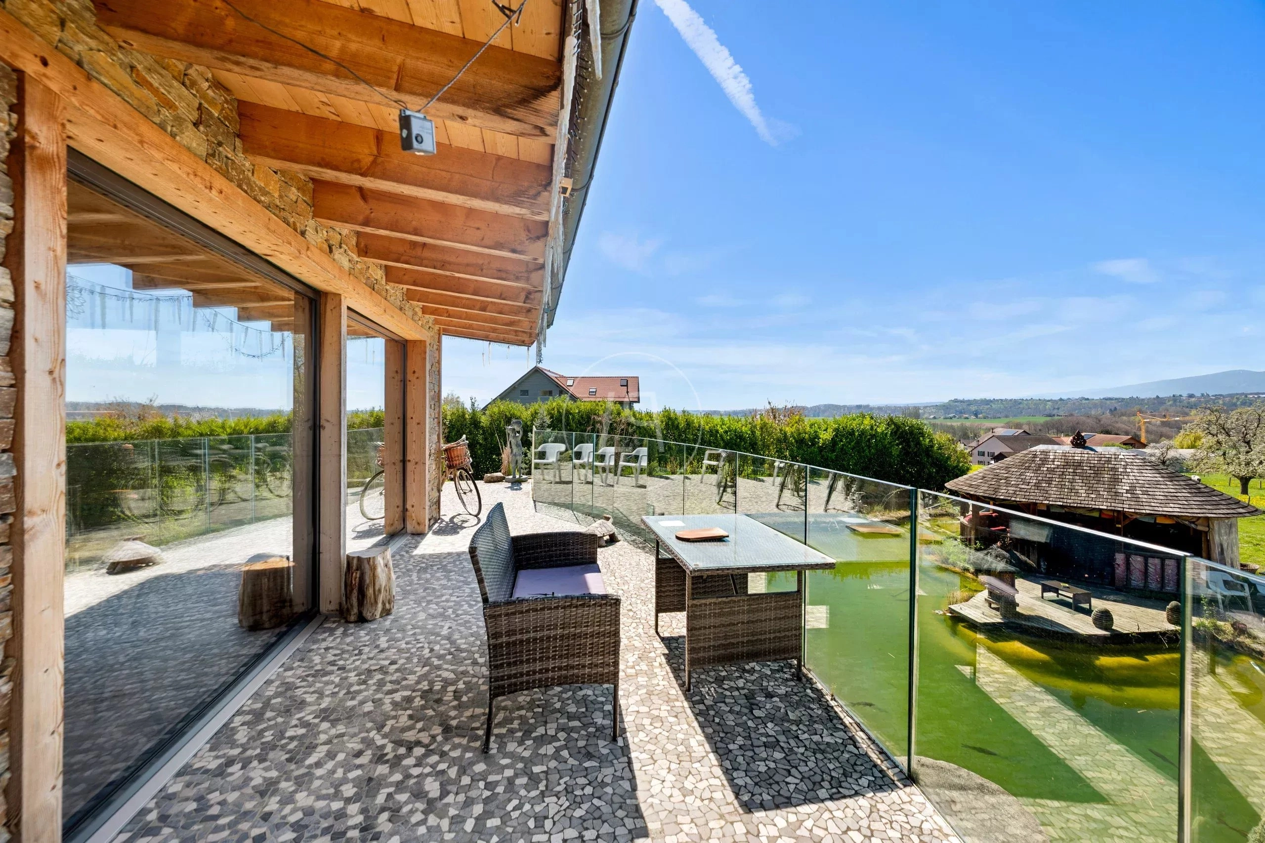 Große Holzterrasse mit Panoramablick
