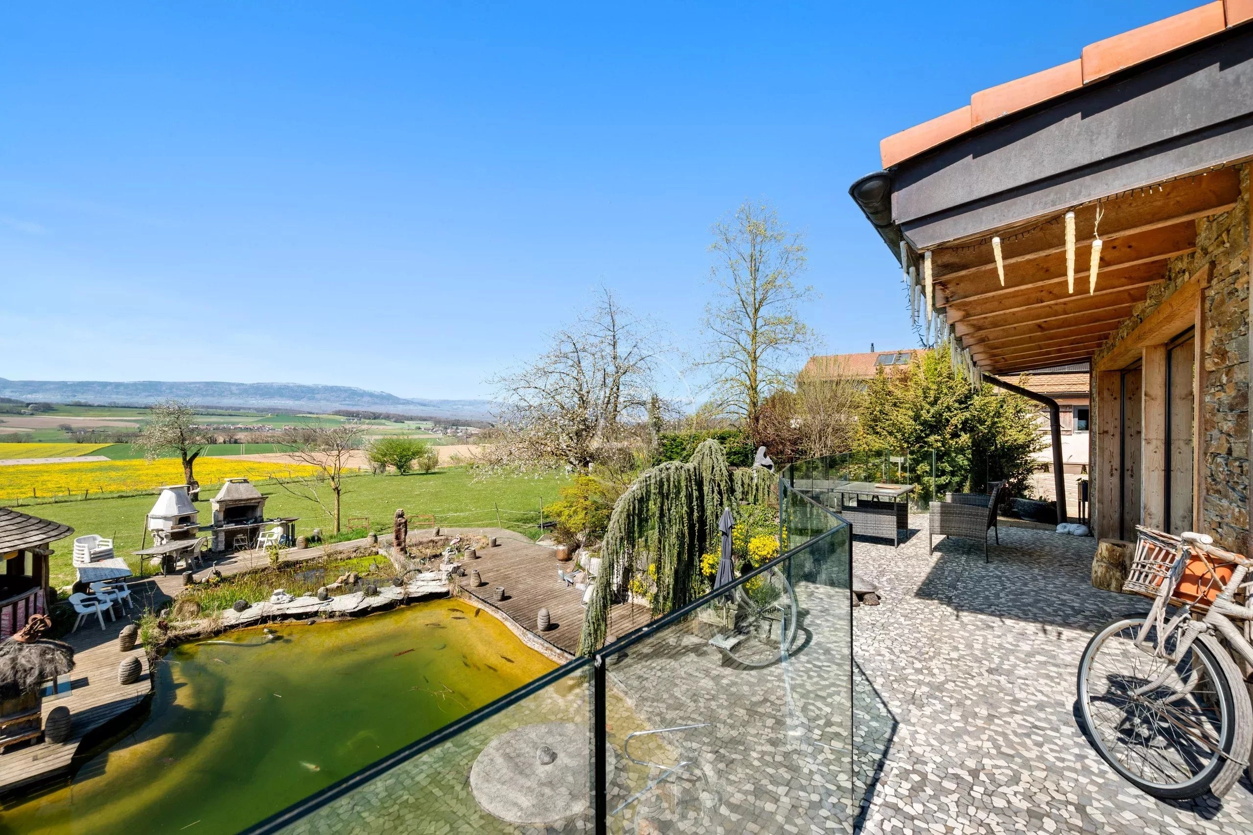Terrasse mit Panoramablick und Teichanlage