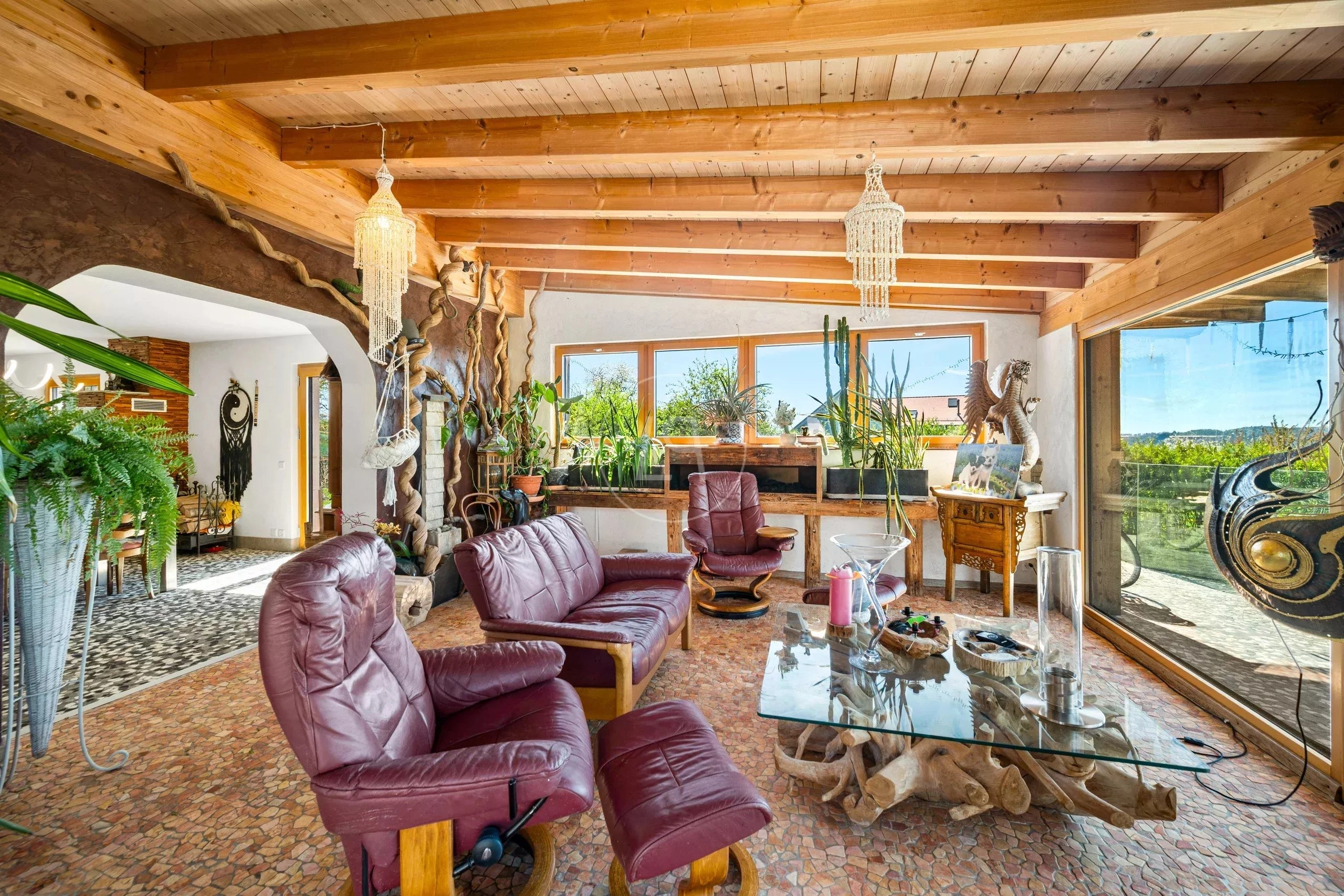 Wohnzimmer mit rustikal-exotischem Flair