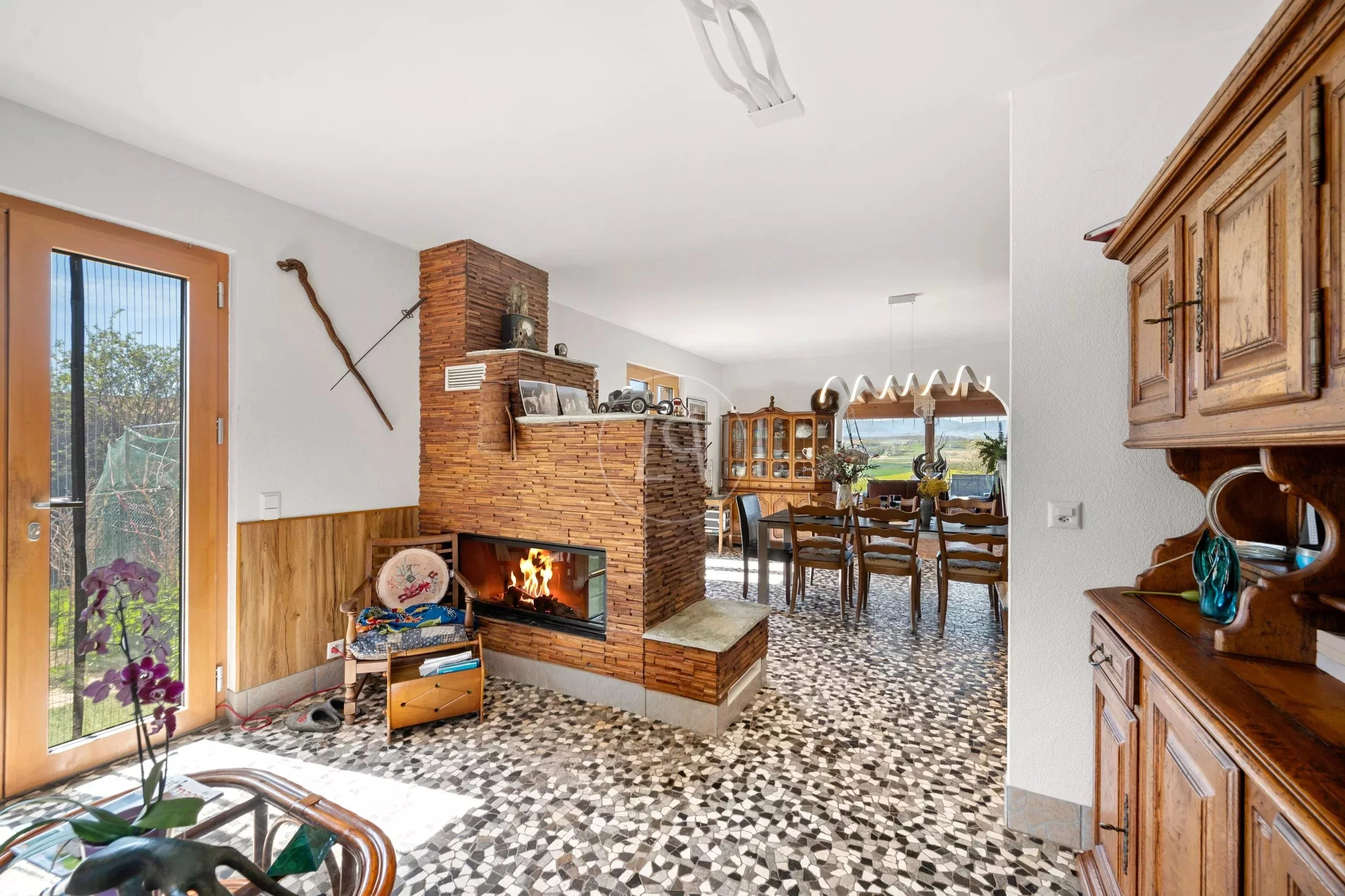Wohnzimmer mit Kamin und Essbereich