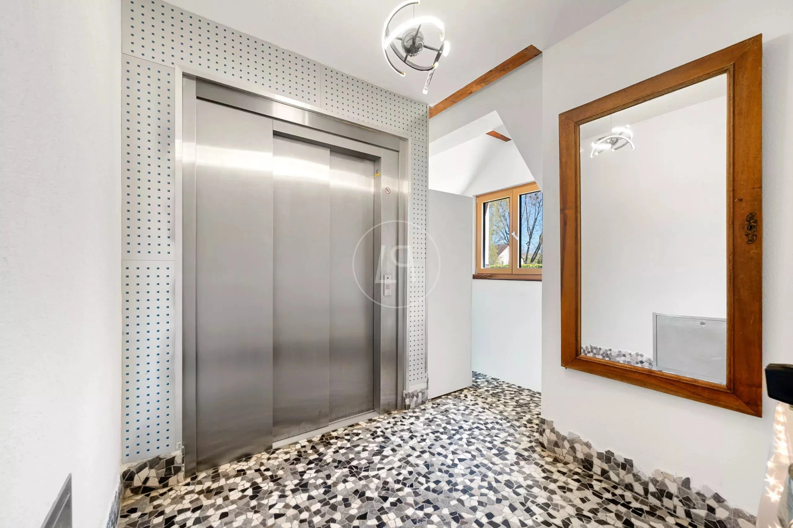 Aufzuglobby mit Terrazzoboden