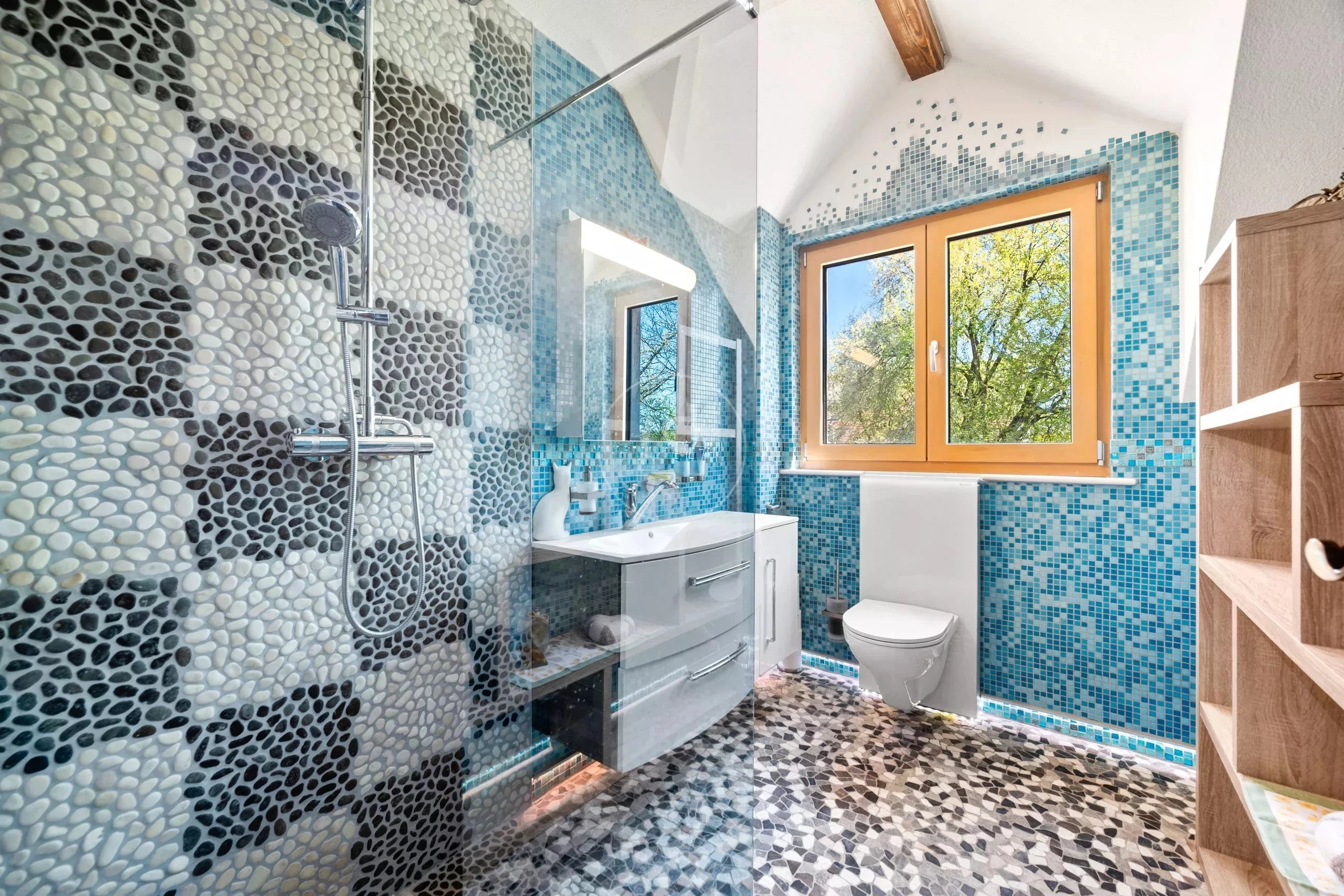 Modernes Badezimmer mit farbenfrohen Mosaikfliesen