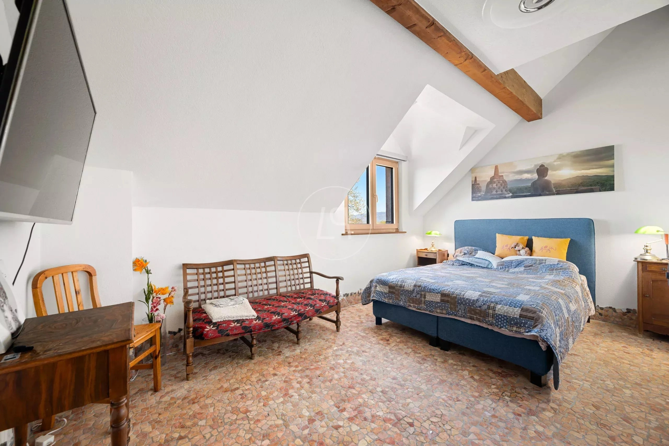 Dachgeschoss-Schlafzimmer mit rustikalem Charakter