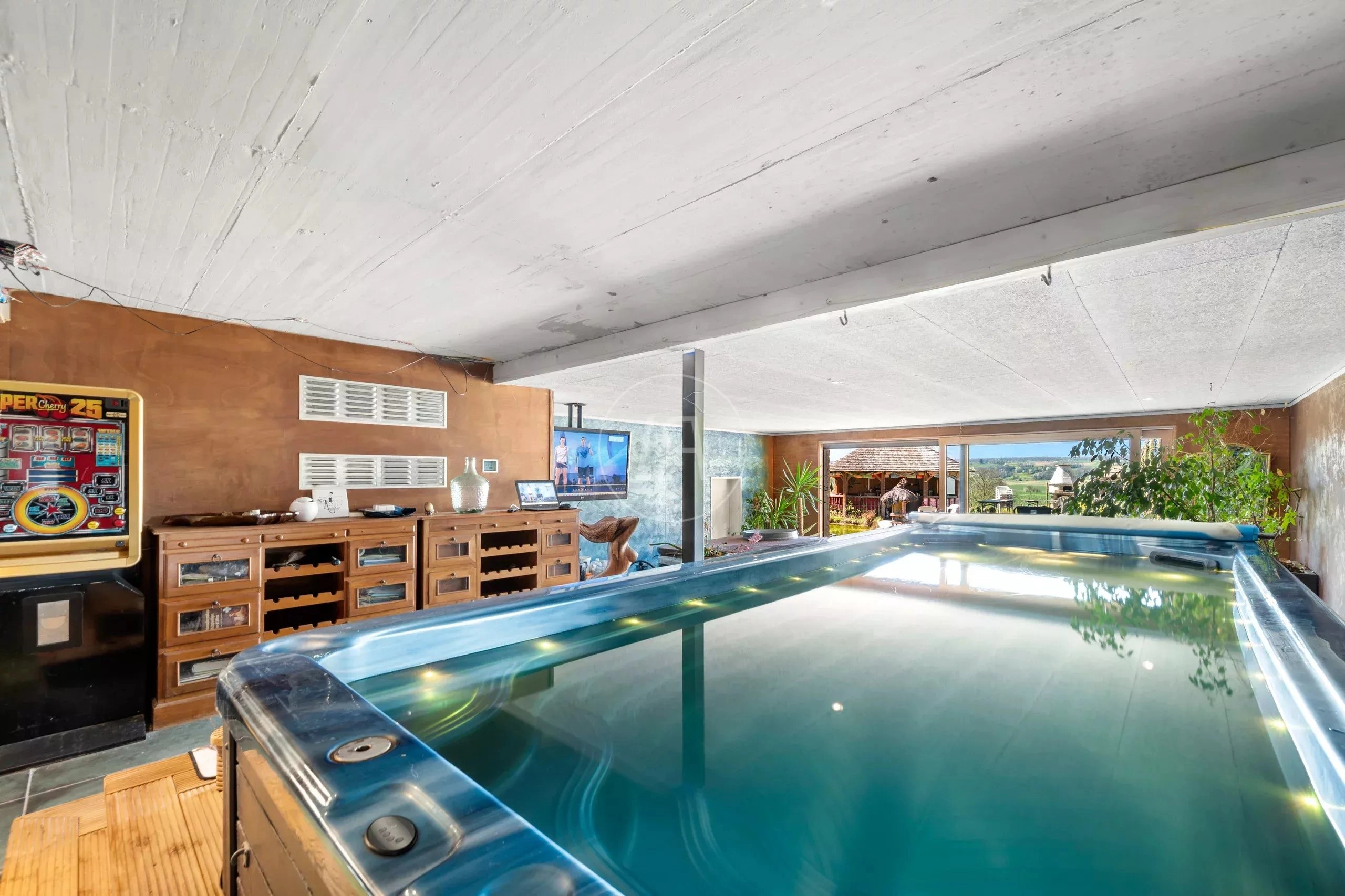 Innenraum mit Whirlpool und Panoramafenster