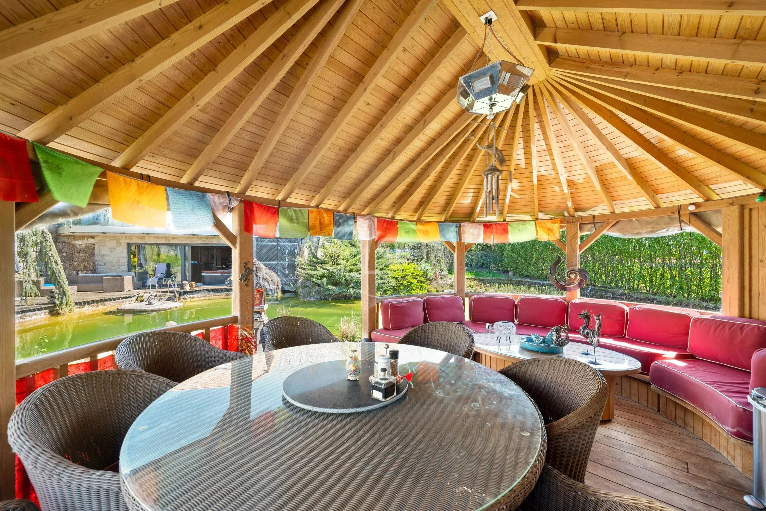 Holzpavillon am Teich