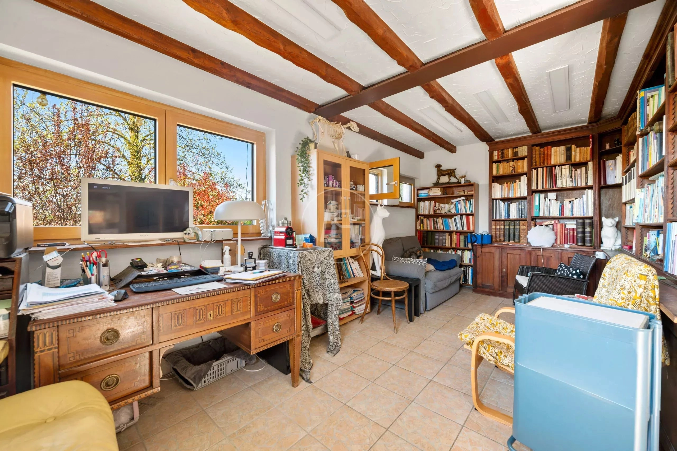 Arbeitszimmer mit Bücherregalen