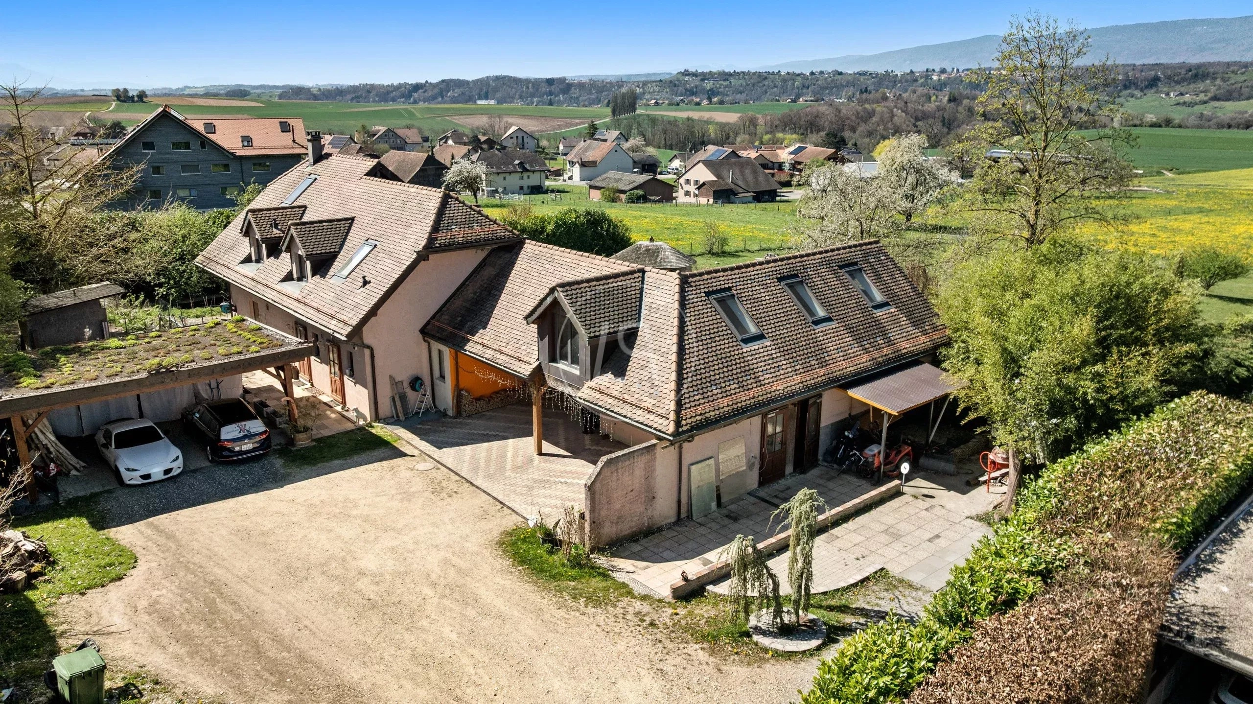 Ländliches Wohnhaus mit Hof und Garage