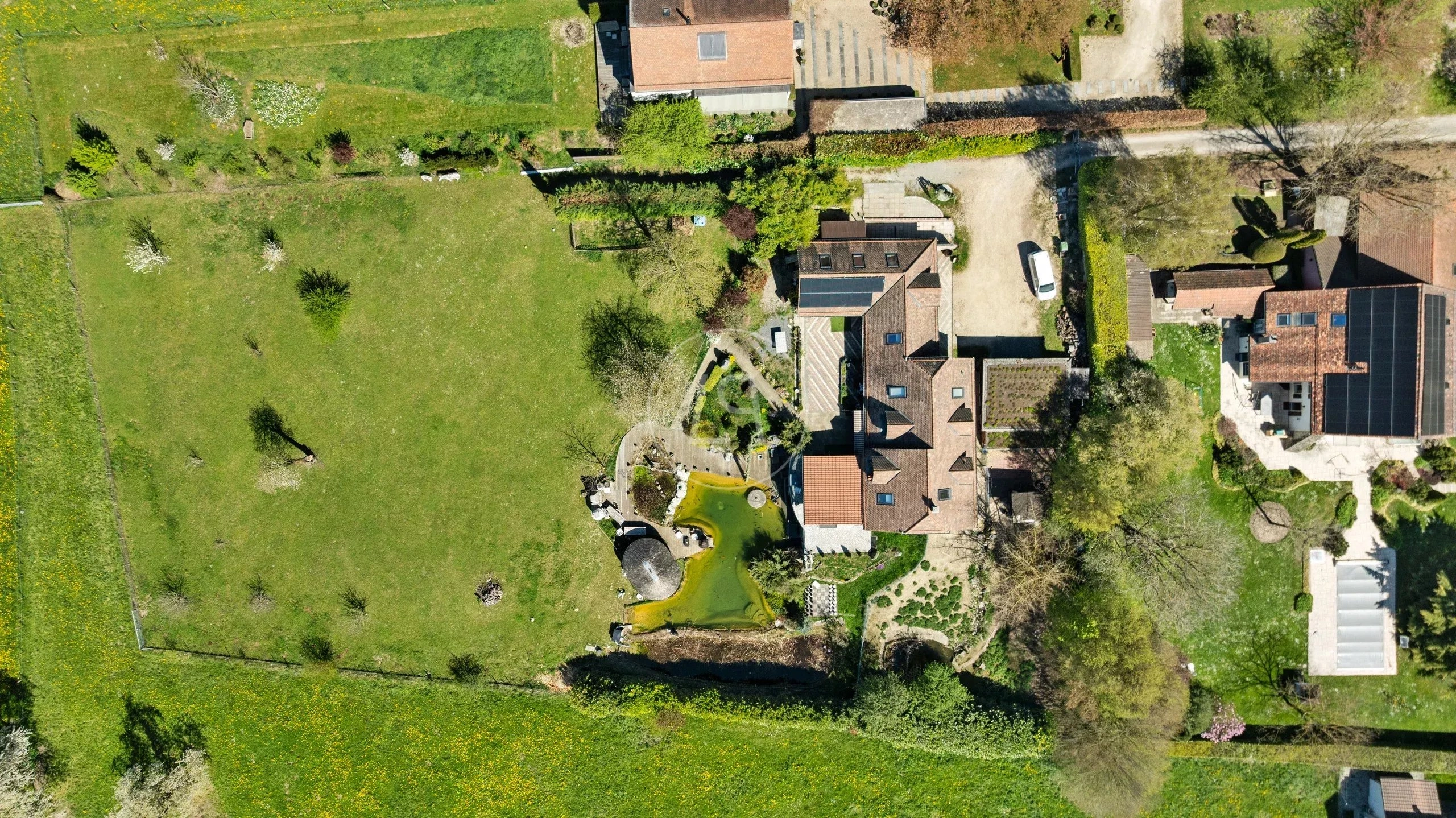 Luftaufnahme eines großzügigen Grundstücks mit Wohnhaus und Garten