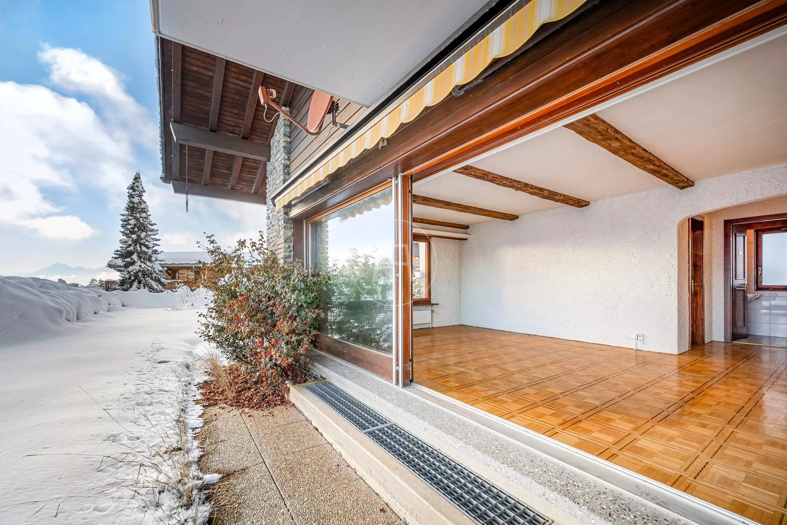 Terrasse mit Schiebetür und Innenraum