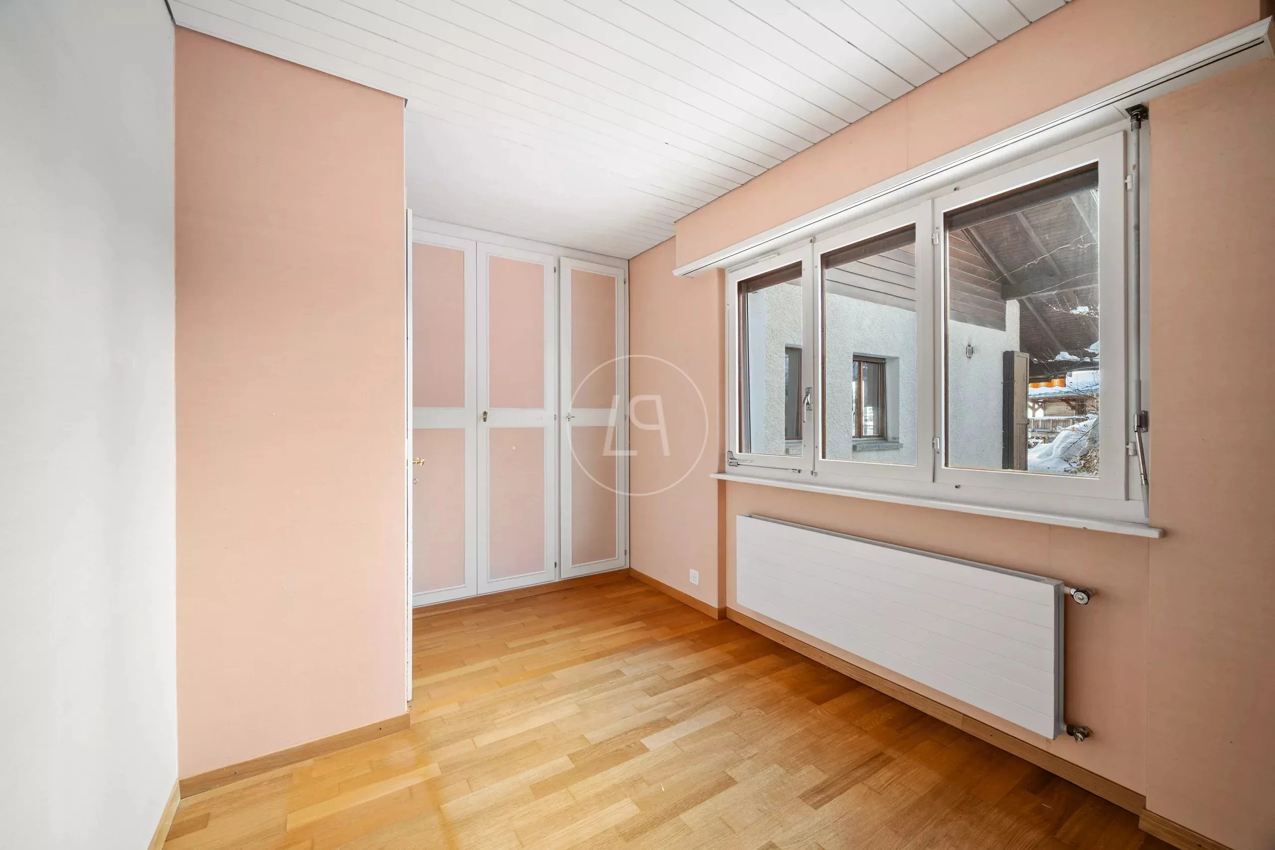 Leeres Zimmer mit Fenster, Heizkörper und Einbauschrank