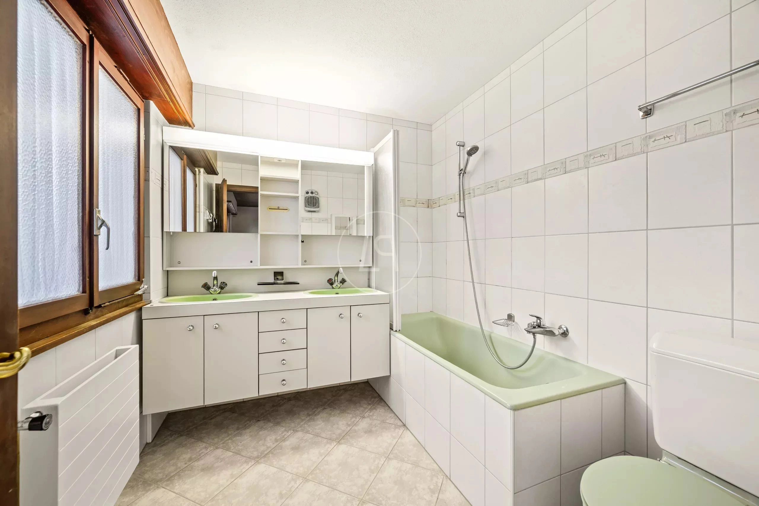 Badezimmer mit Badewanne und Doppelwaschtisch